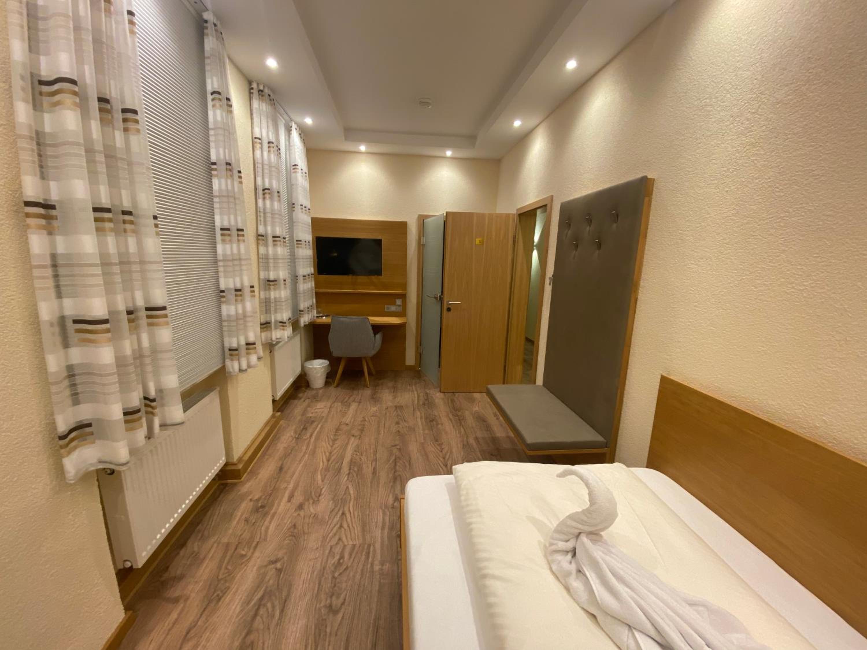 Single Room with Bathroom photo 2