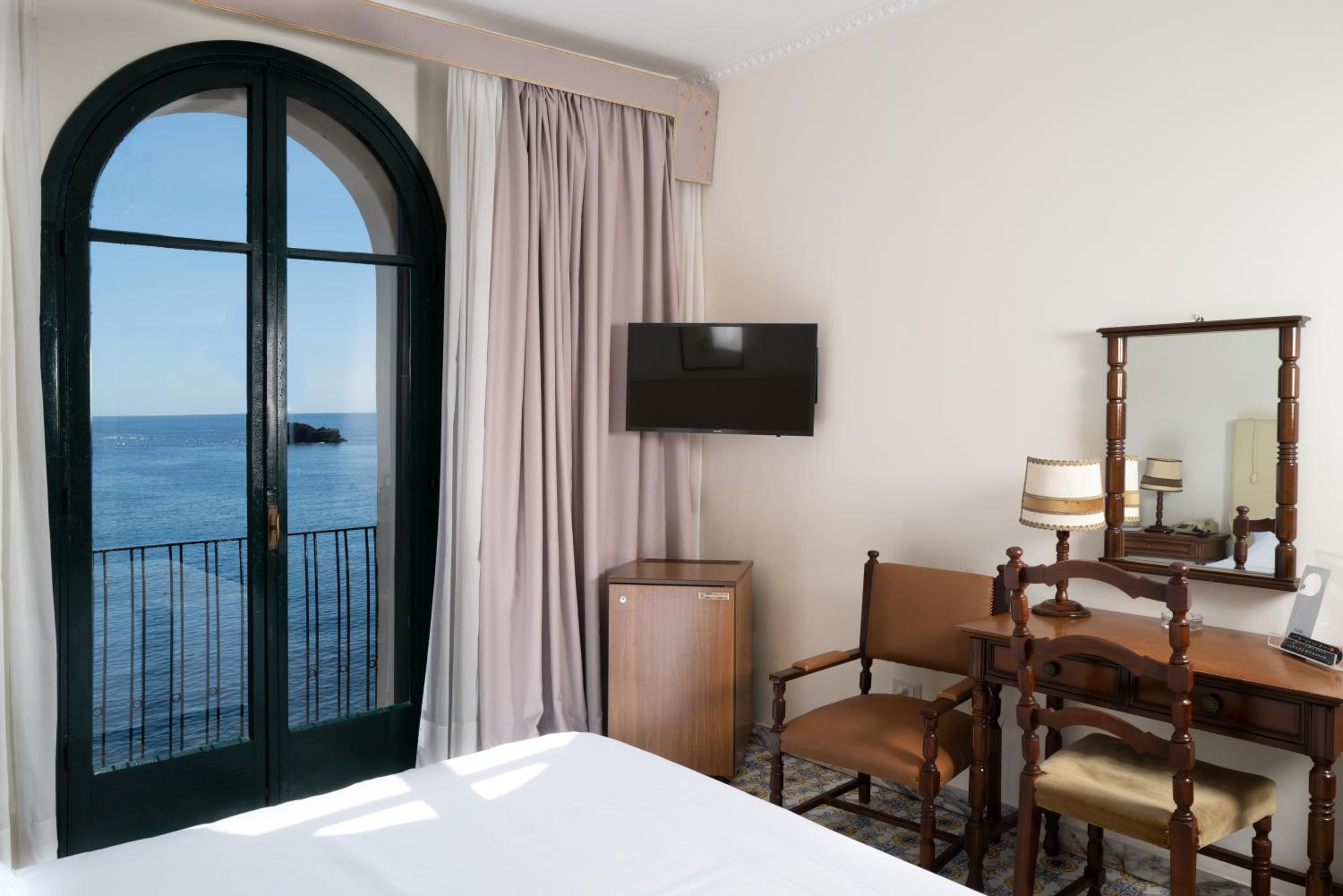 Standard Double or Twin Room with Sea View - Photo 11