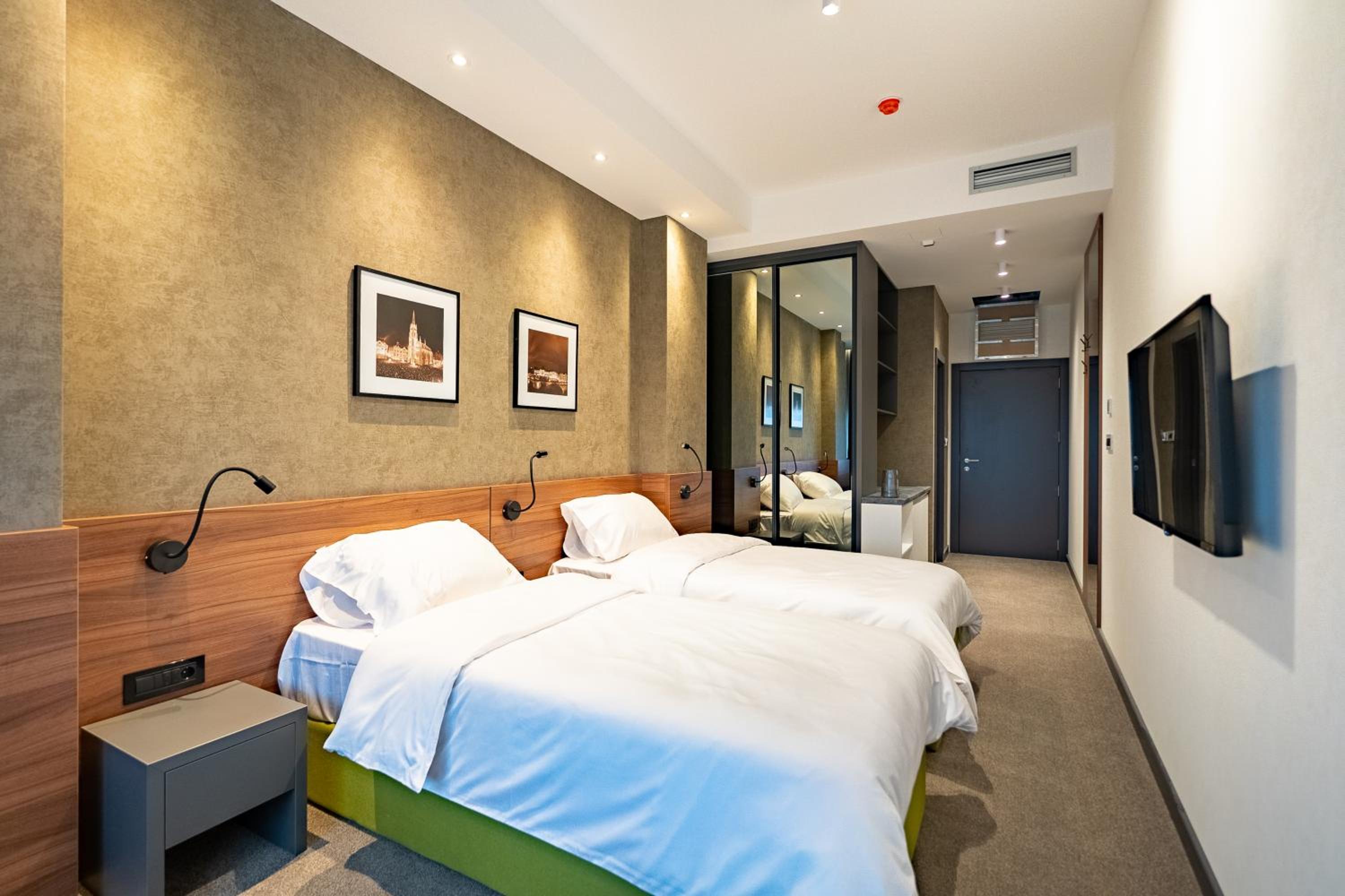 Standard Twin Room - Photo 4