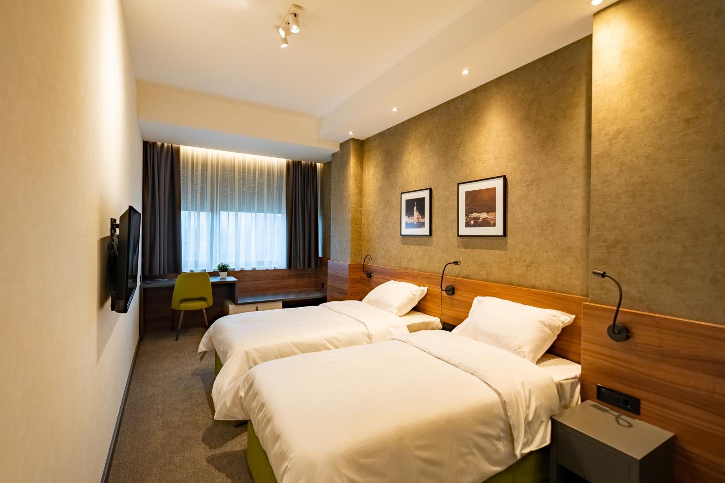 Standard Twin Room - Photo 3