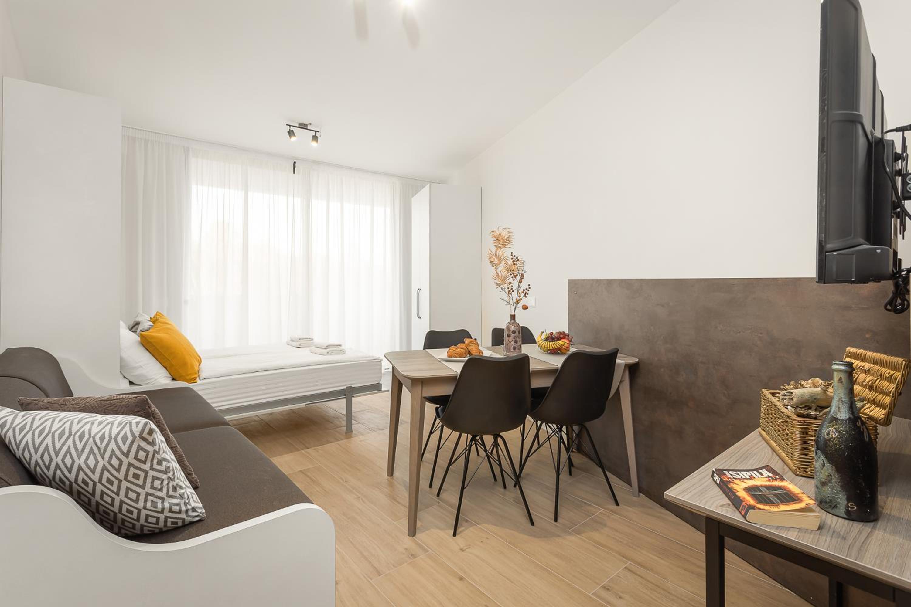 Deluxe One-Bedroom Apartment with Balcony (4 people)