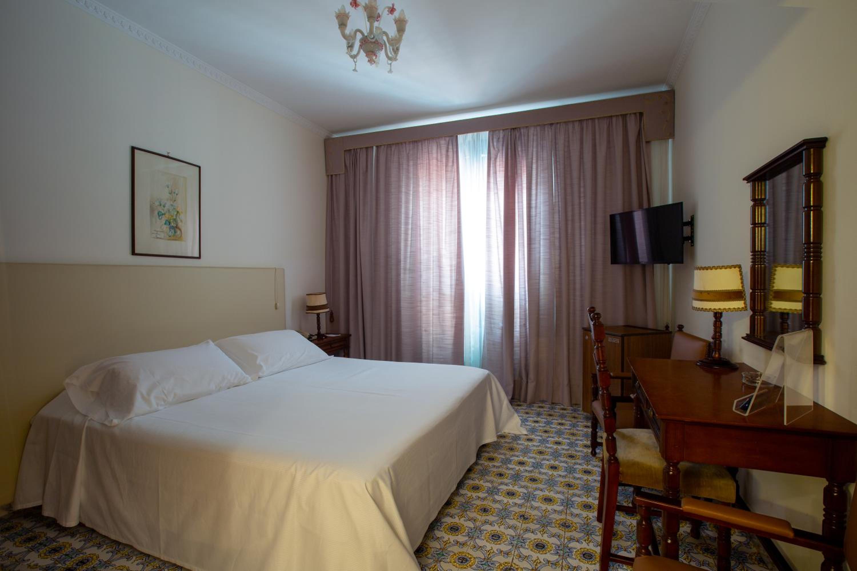 Standard Double or Twin Room with Sea View - Photo 8