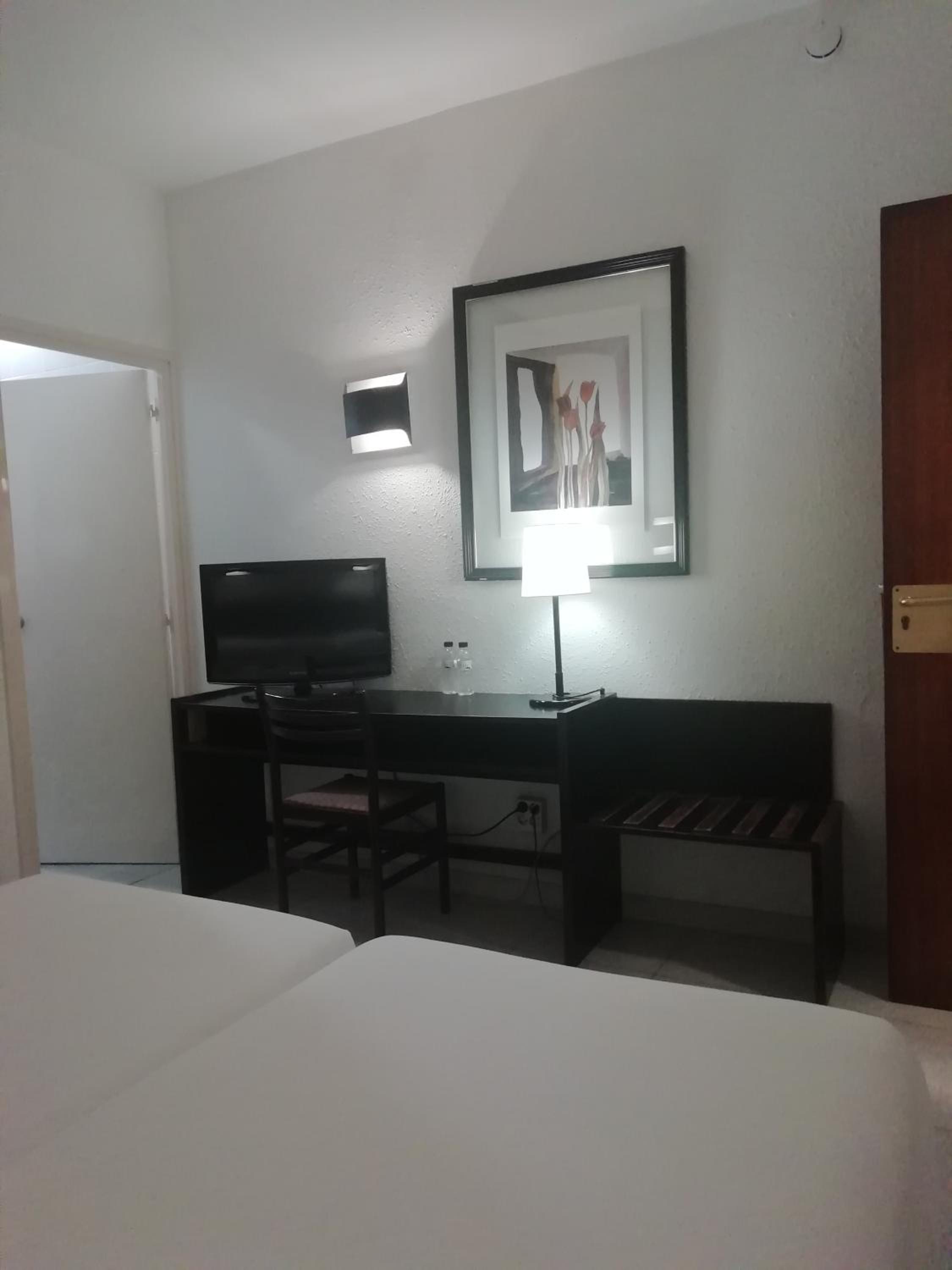 Budget Double Room with private bathroom photo 2