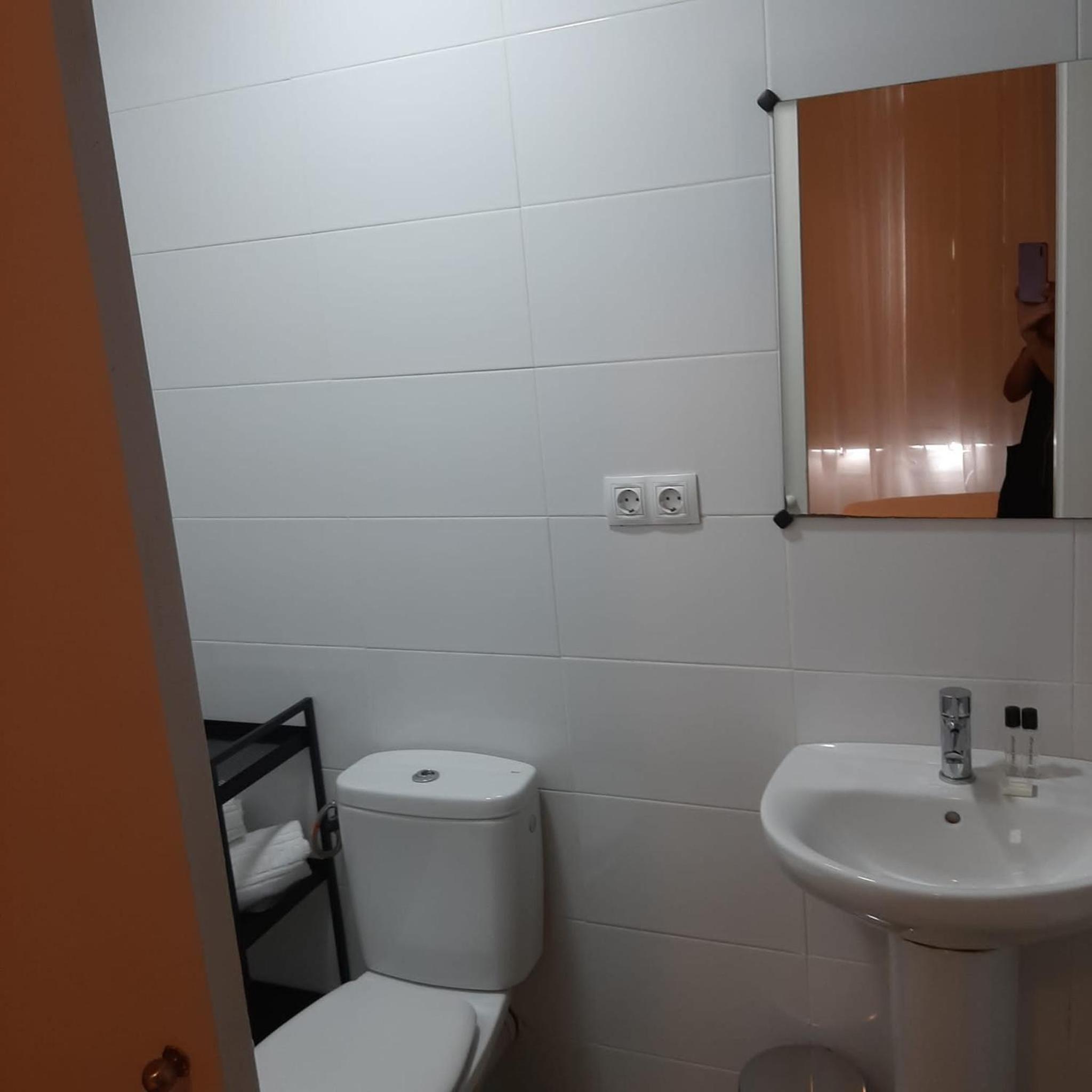 Budget Single Room with private bathroom photo 3