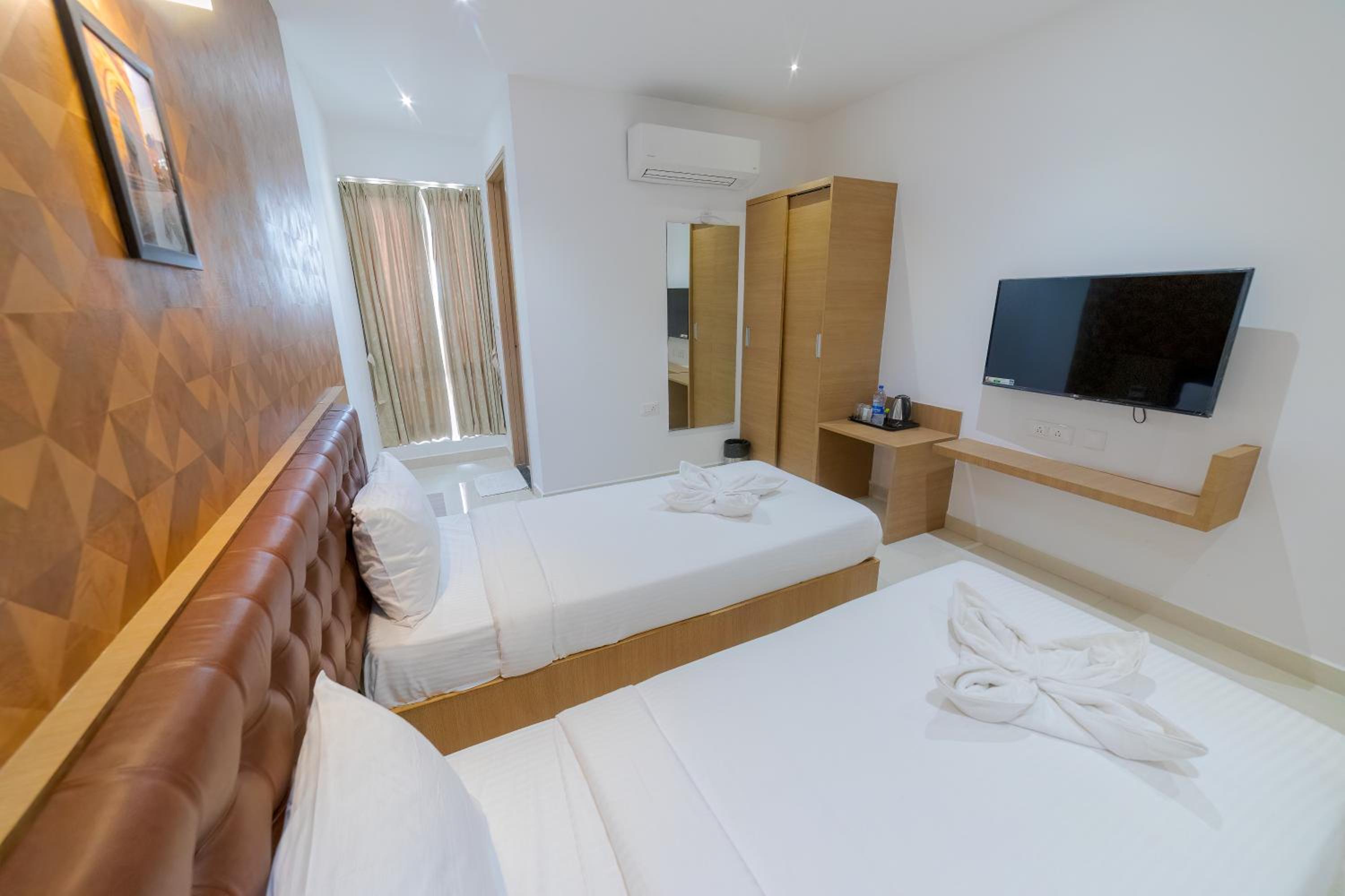 Twin Room with City View photo 2