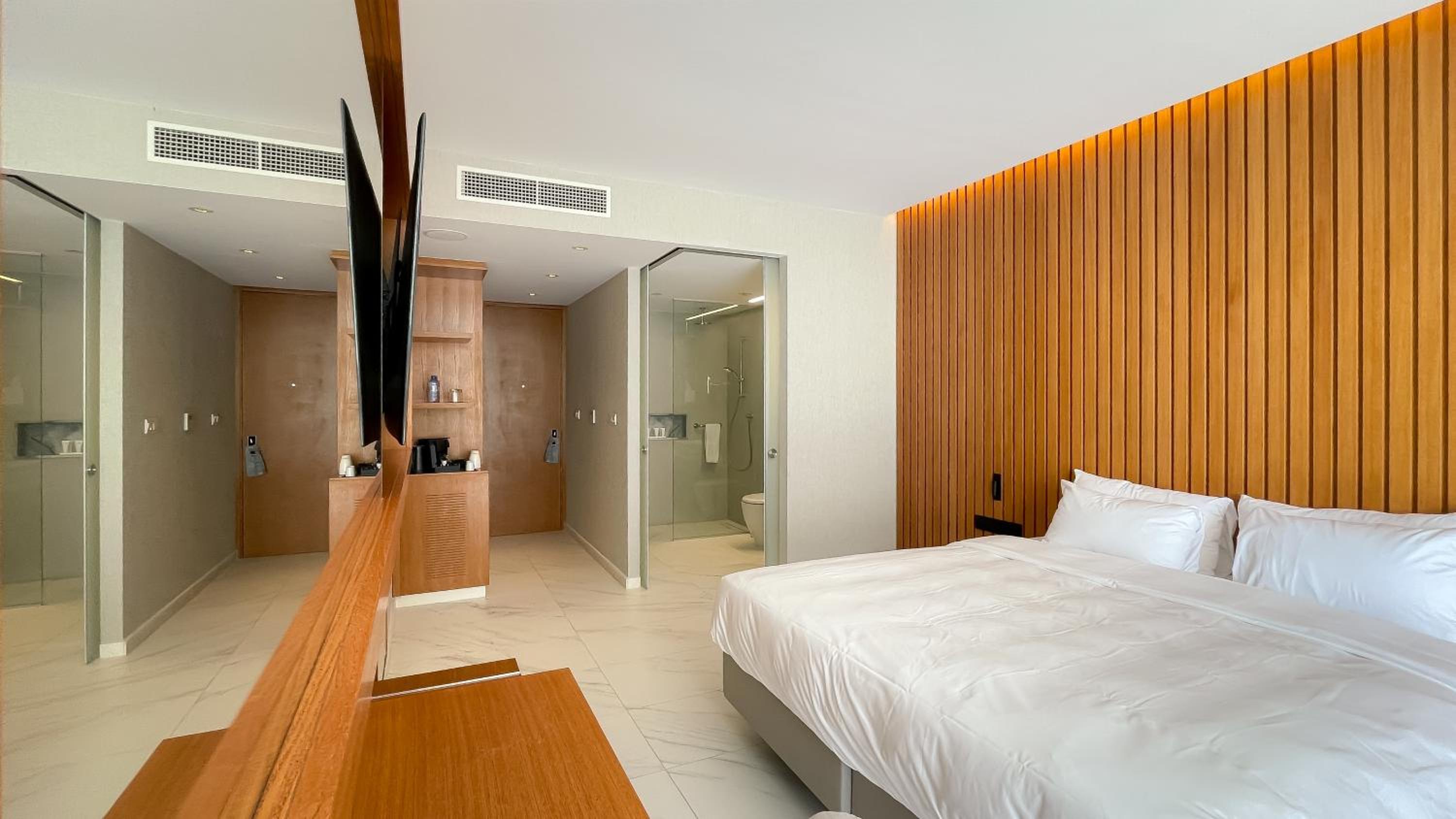 Superior Room with Balcony and Sea View - Photo 10