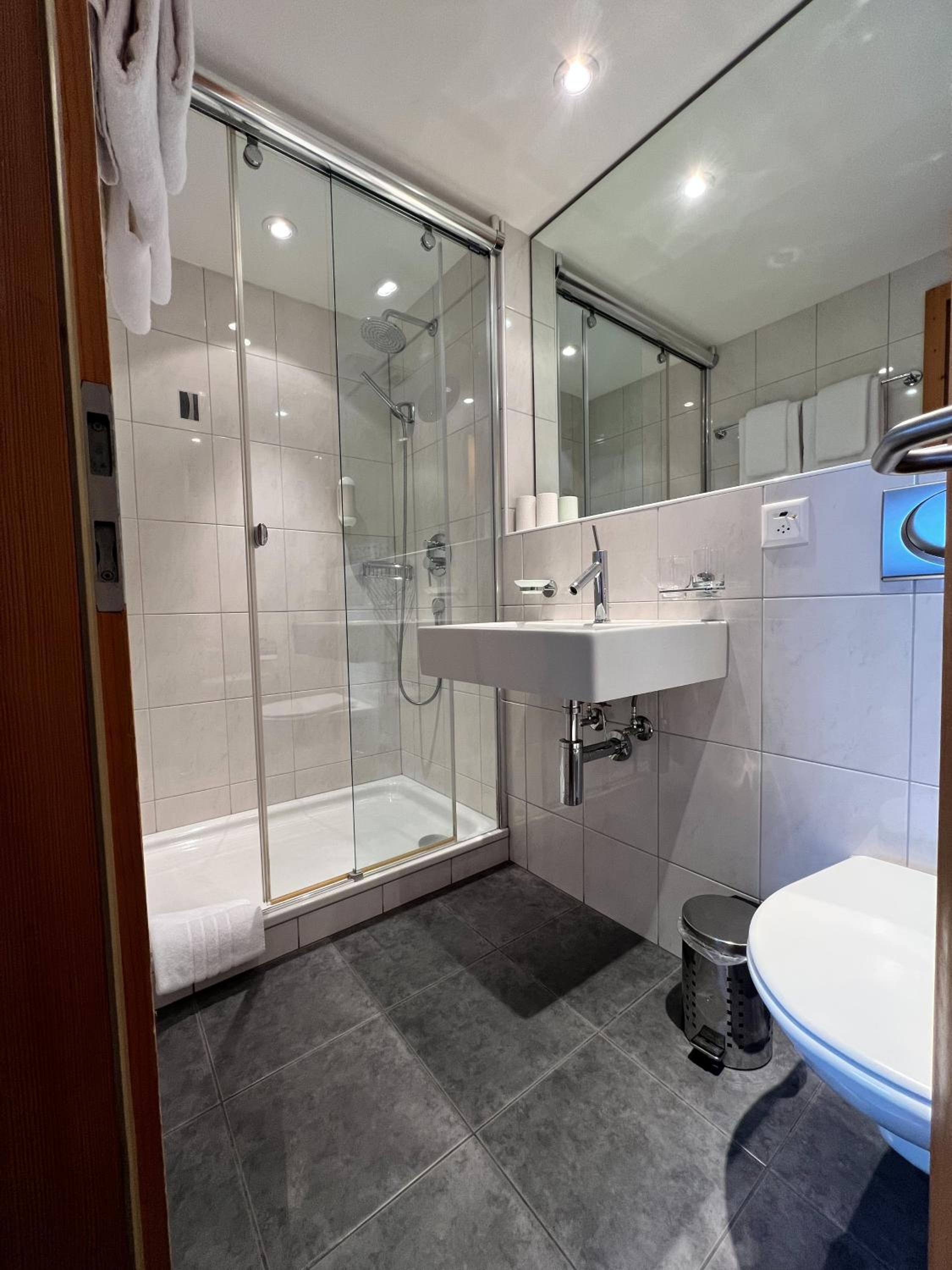 Single Room with Private Bathroom photo 2