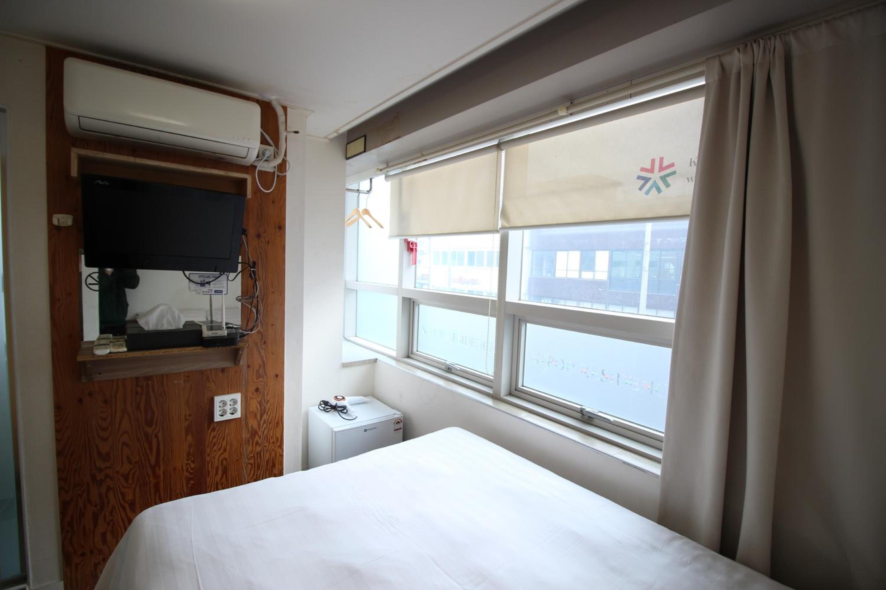 Standard Double Room - Photo 9