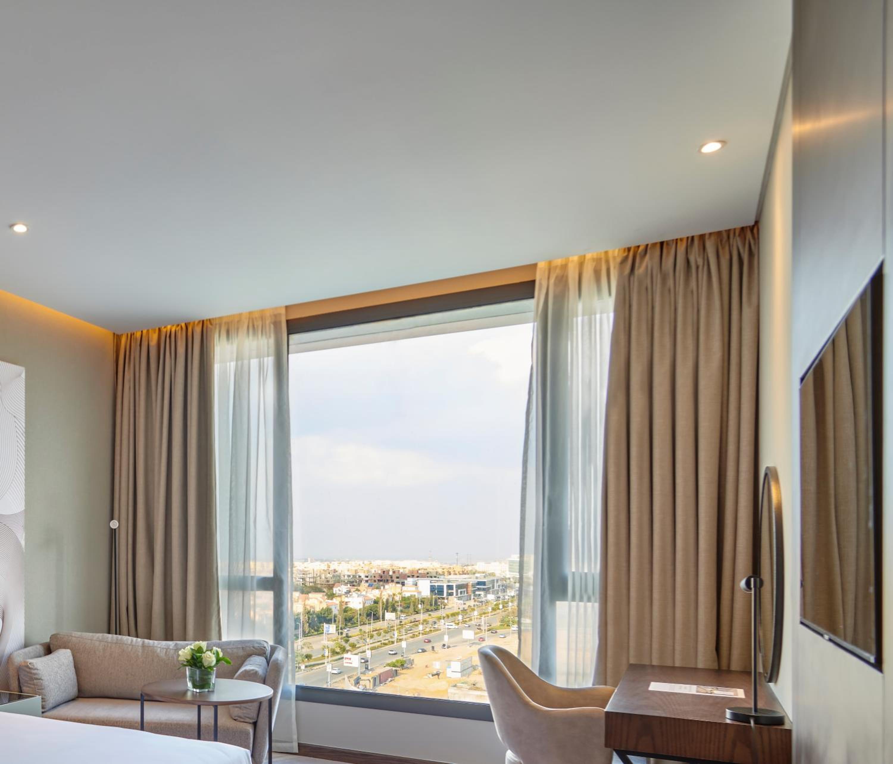 Standard King Room - Club Floor (Access to Shopping Plaza) - Photo 2