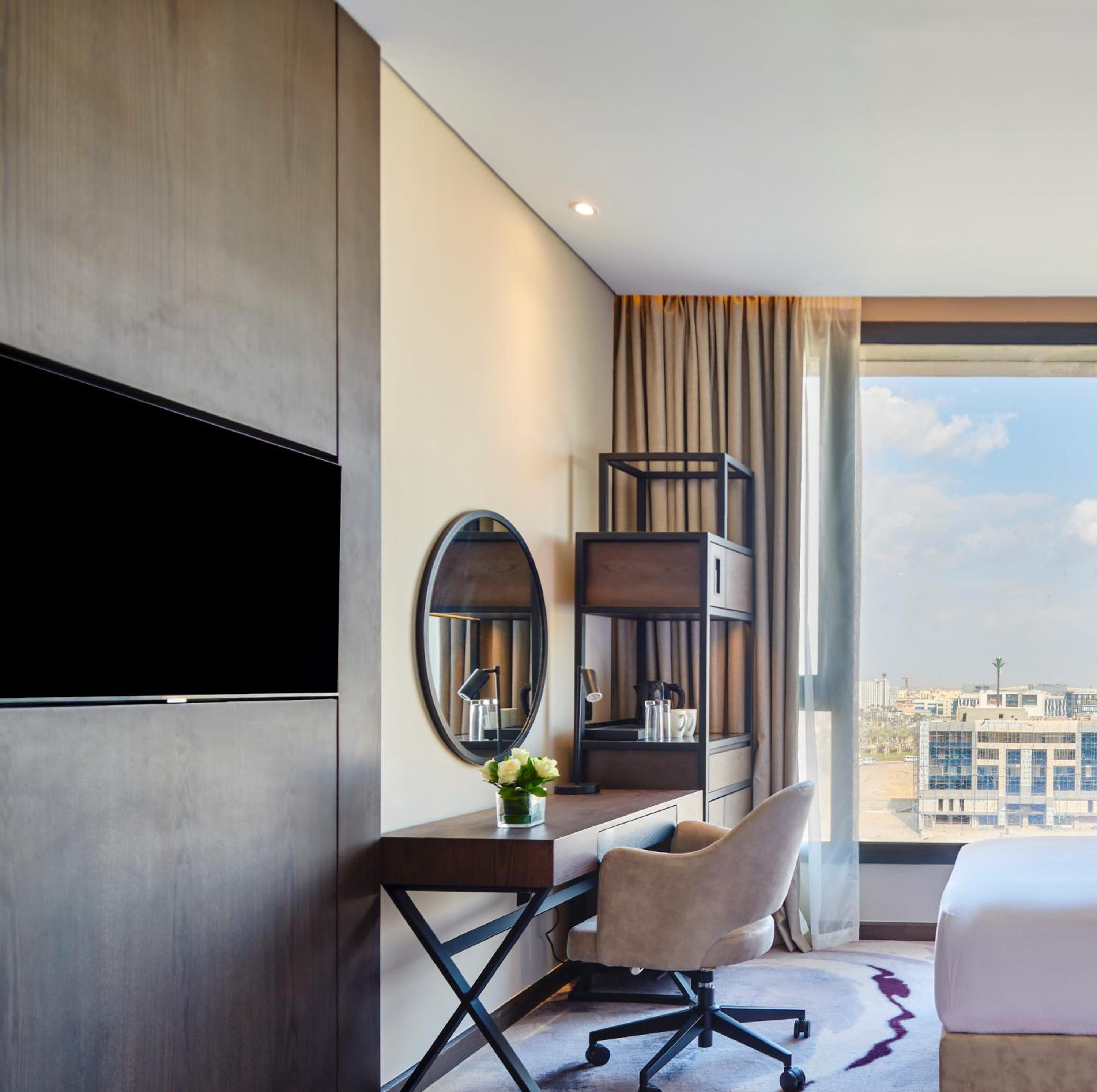 Standard King Room - Club Floor (Access to Shopping Plaza) - Photo 1