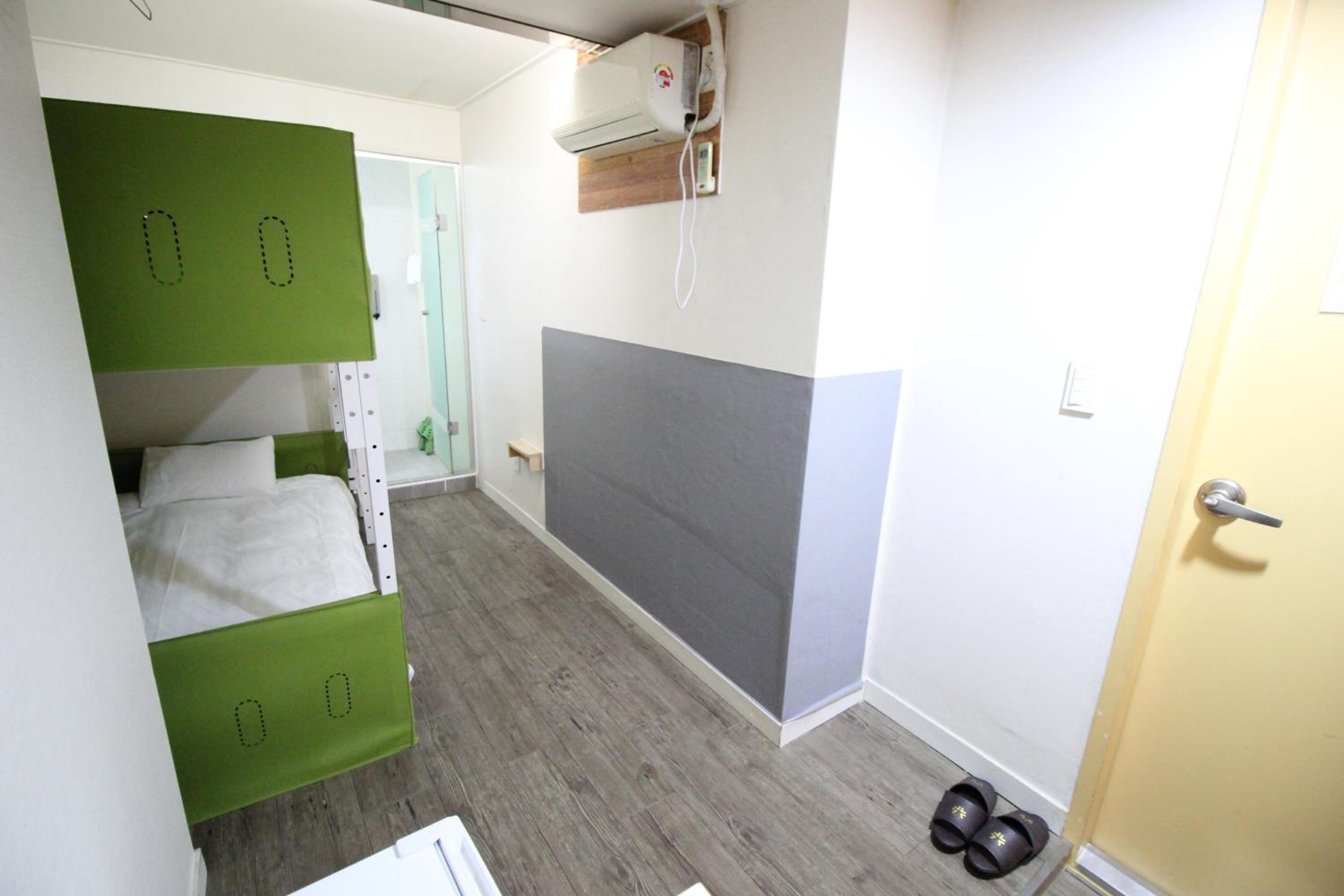 Standard Twin Room - Photo 4