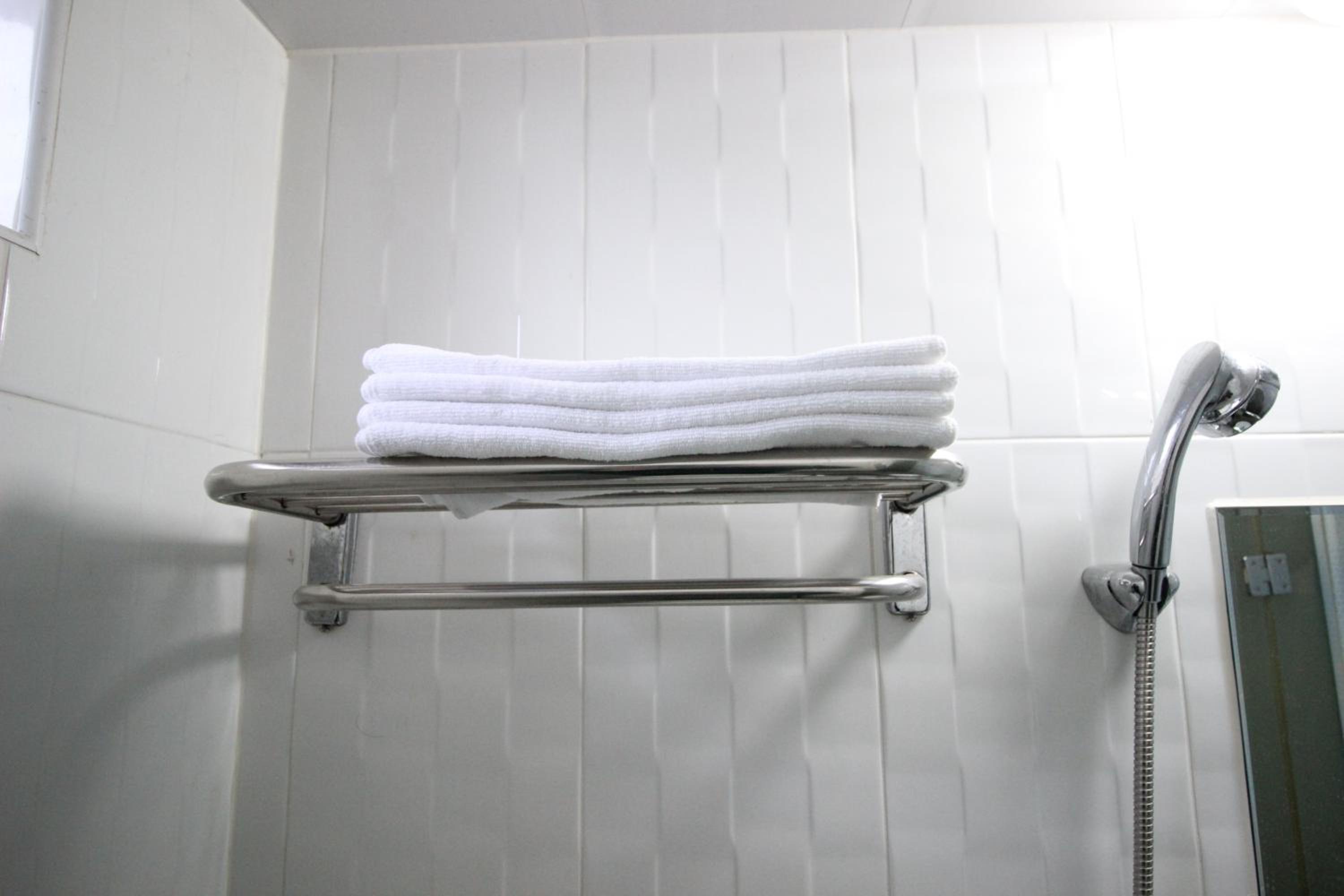 Standard Twin Room - Photo 8