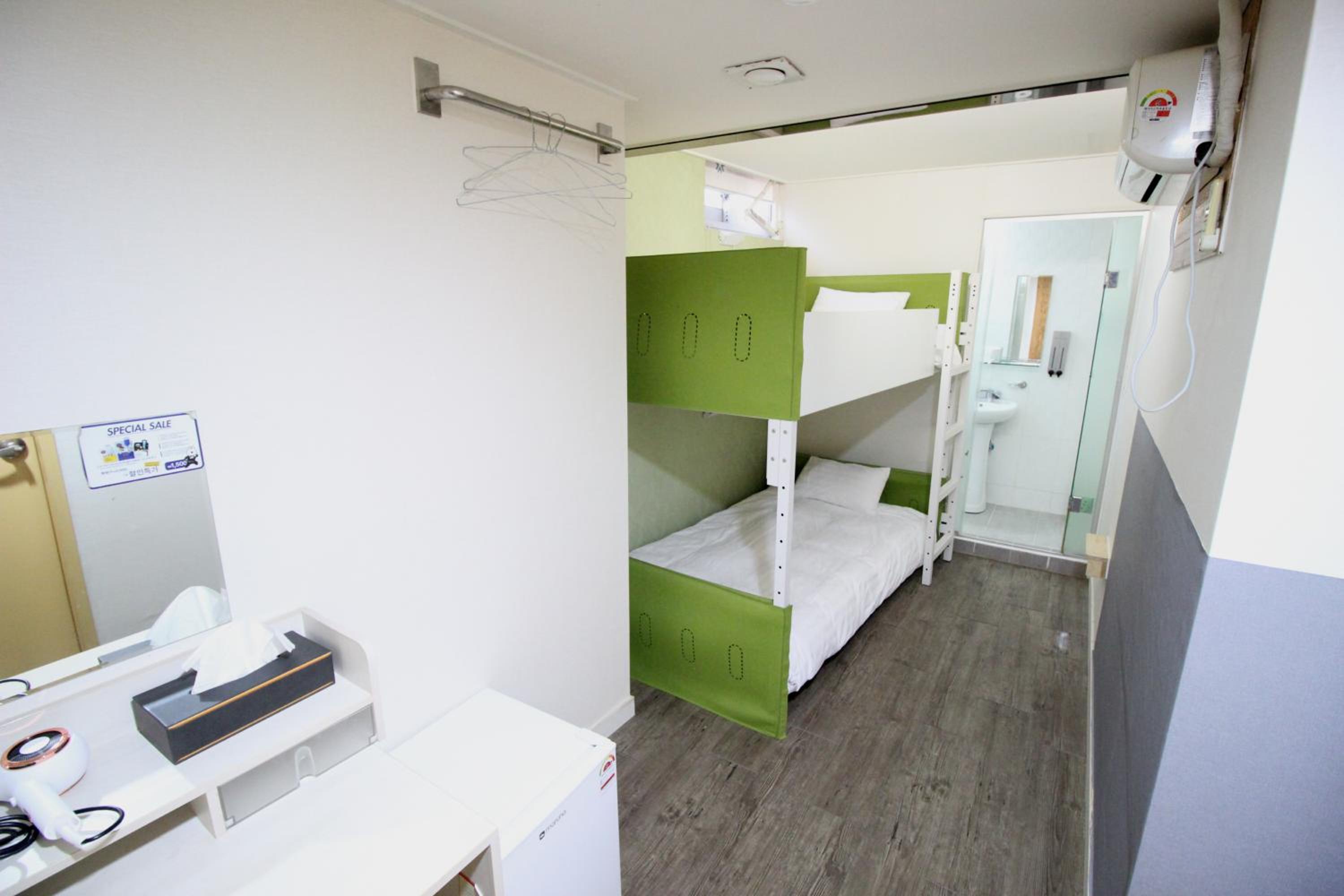 Standard Twin Room - Photo 1