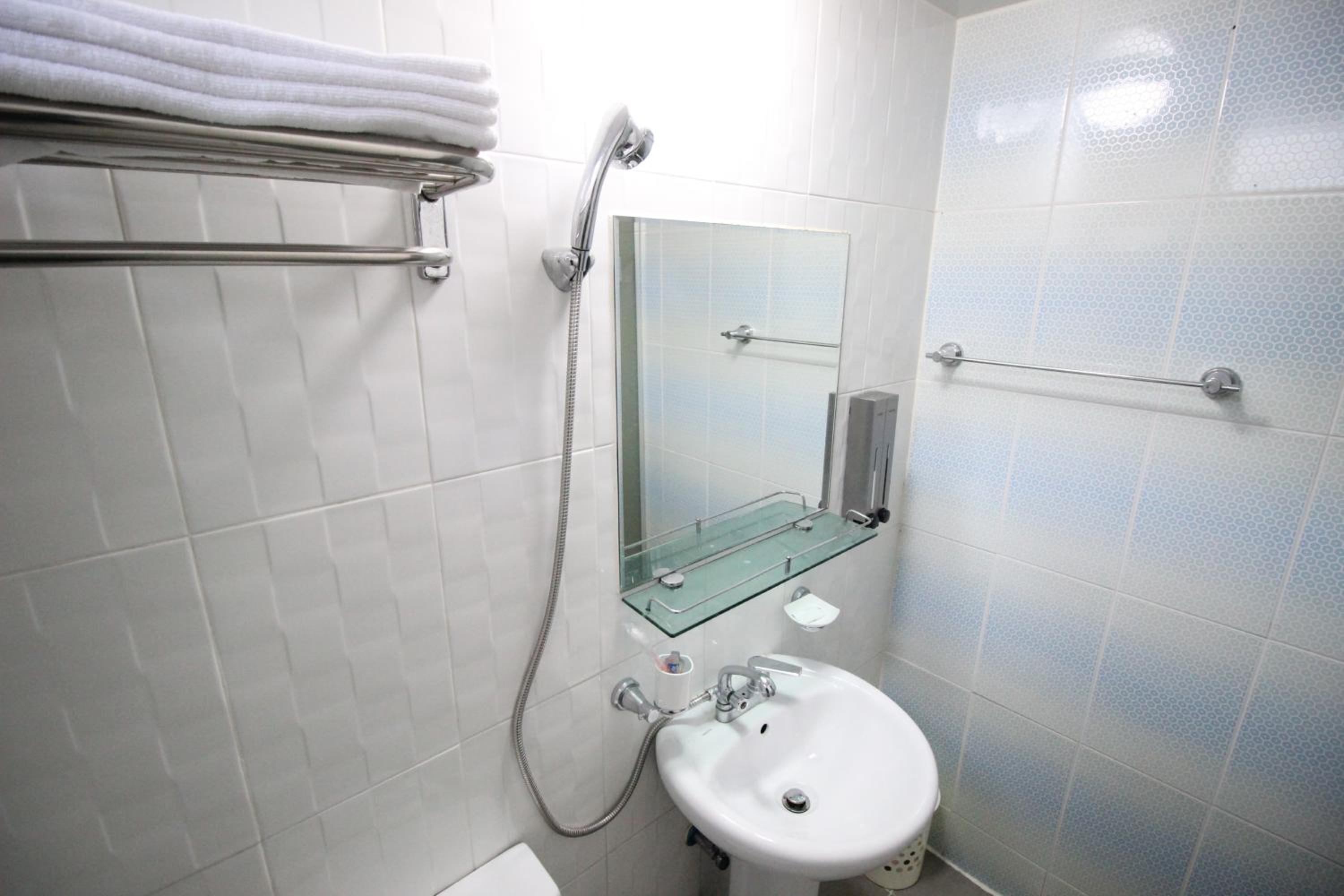 Standard Twin Room - Photo 7