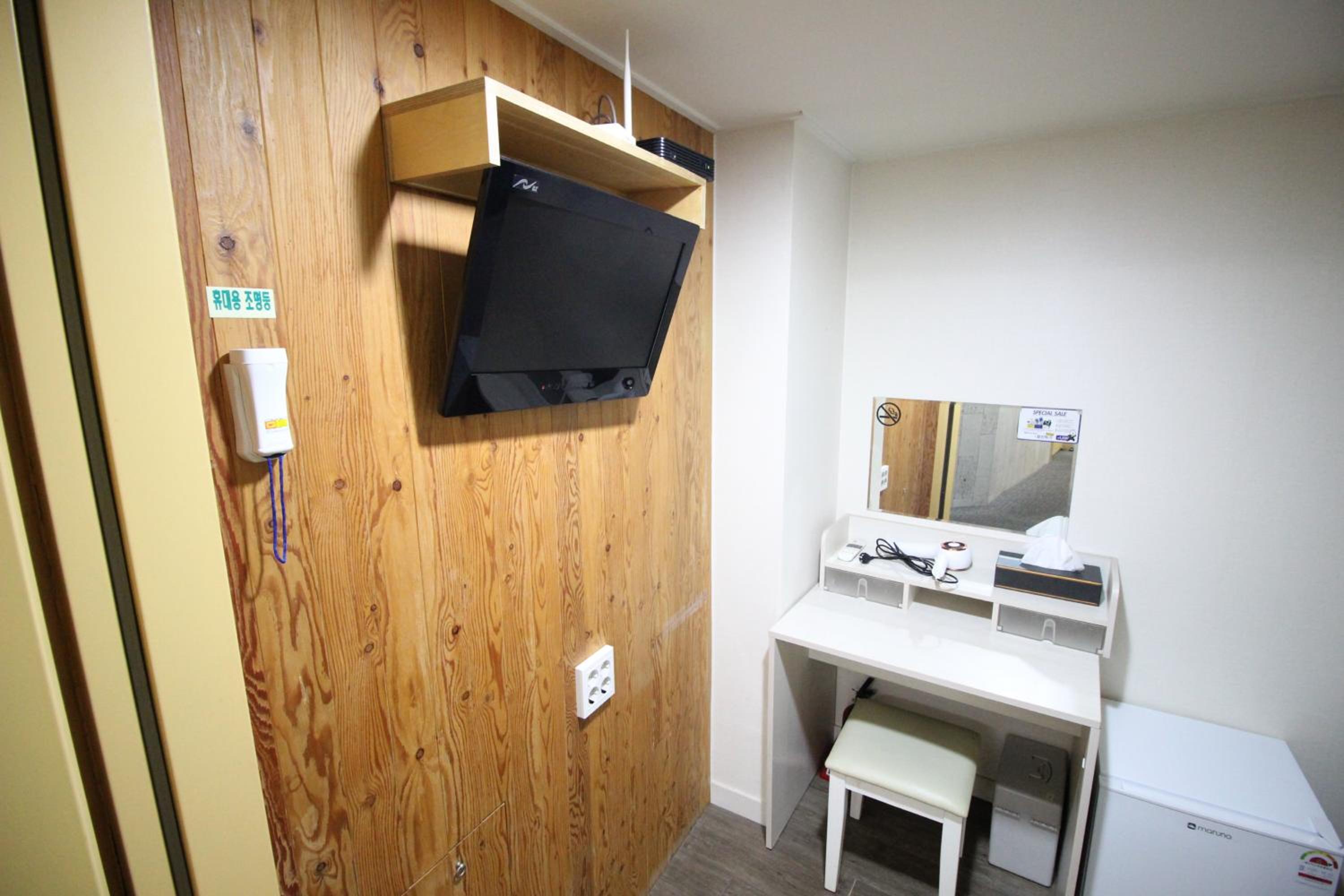 Standard Twin Room - Photo 3