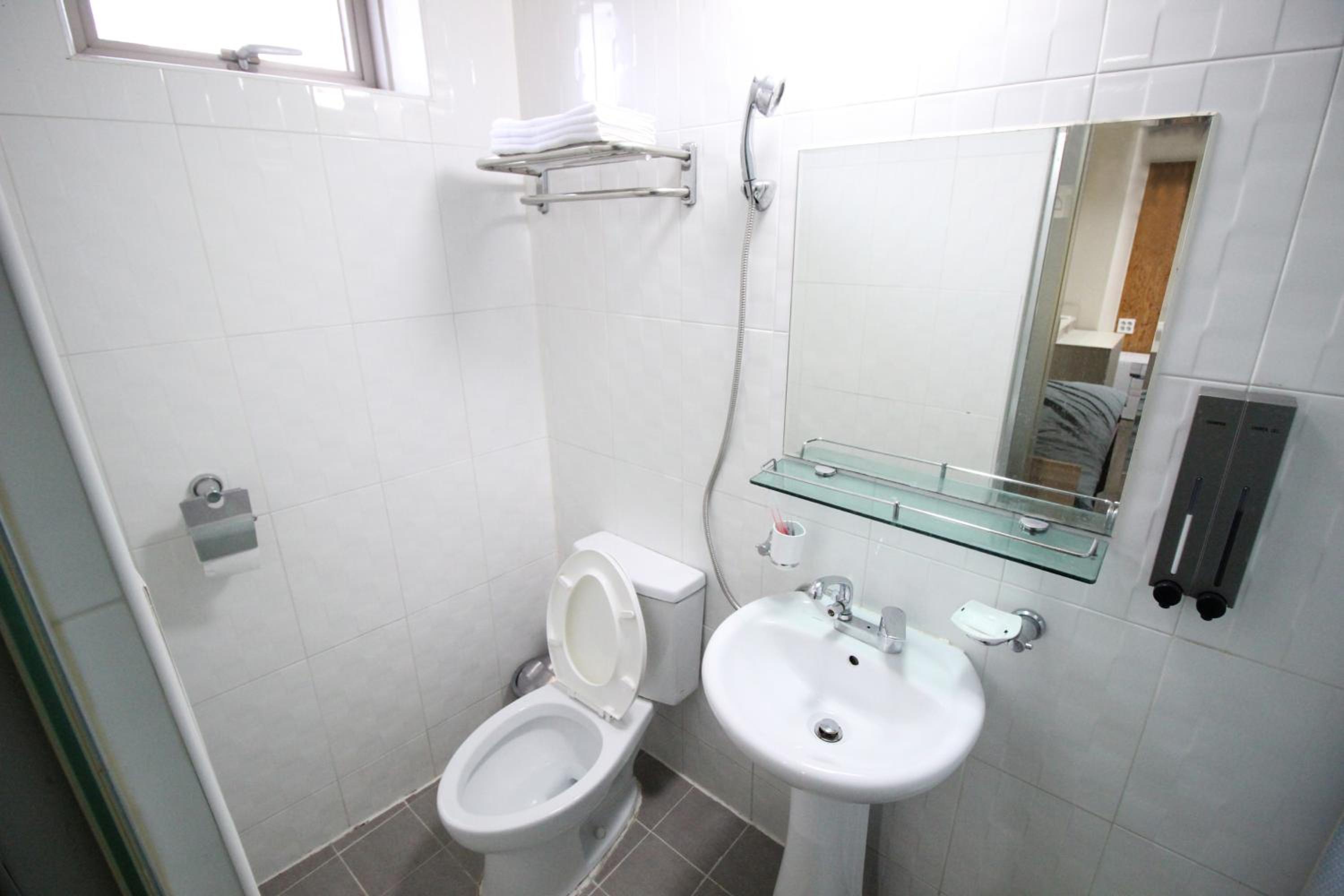 Standard Twin Room - Photo 6