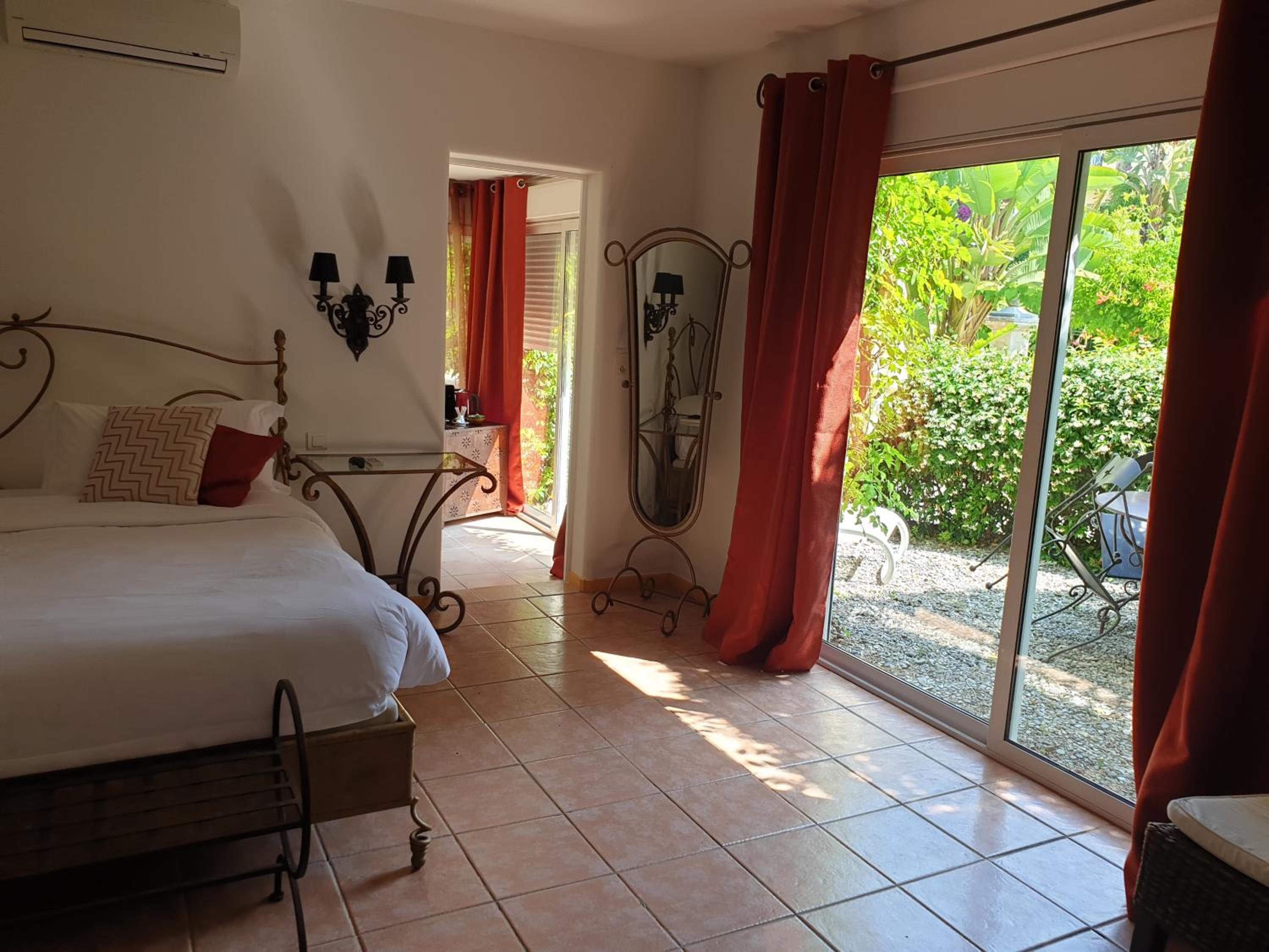 Garden Level Suite - Photo 2