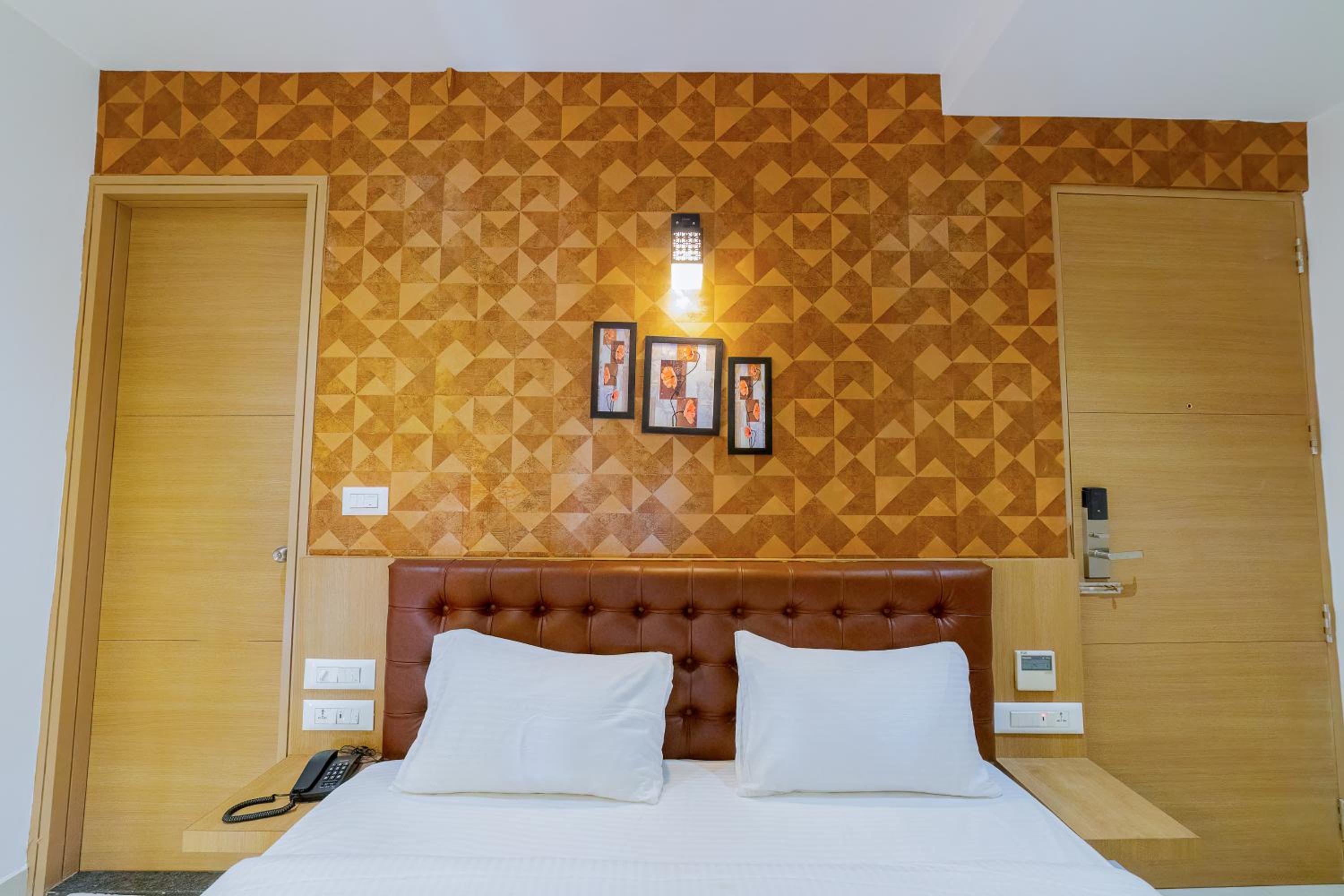 Deluxe Room - Photo 2