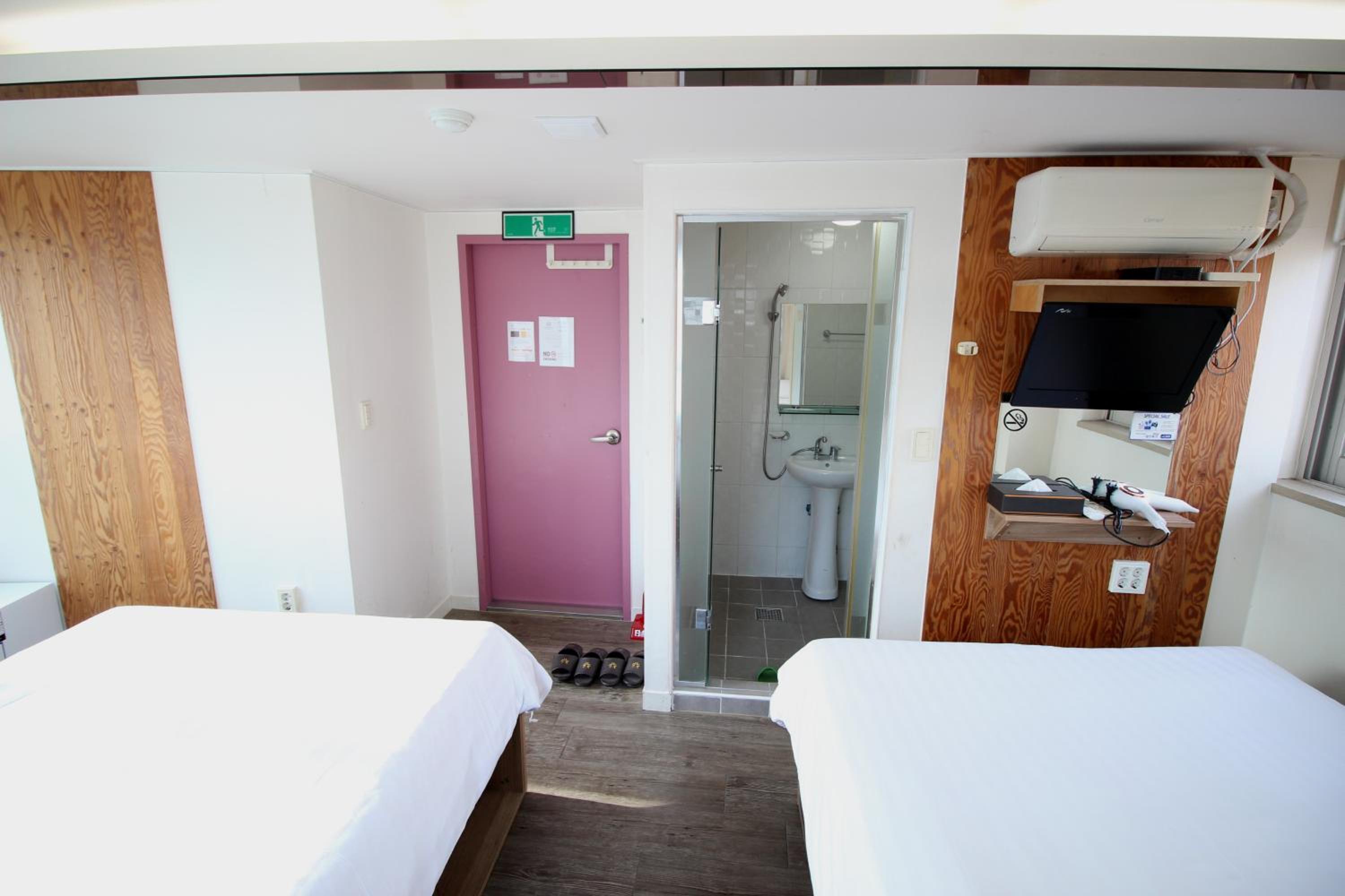 Standard Quadruple Room - Photo 6