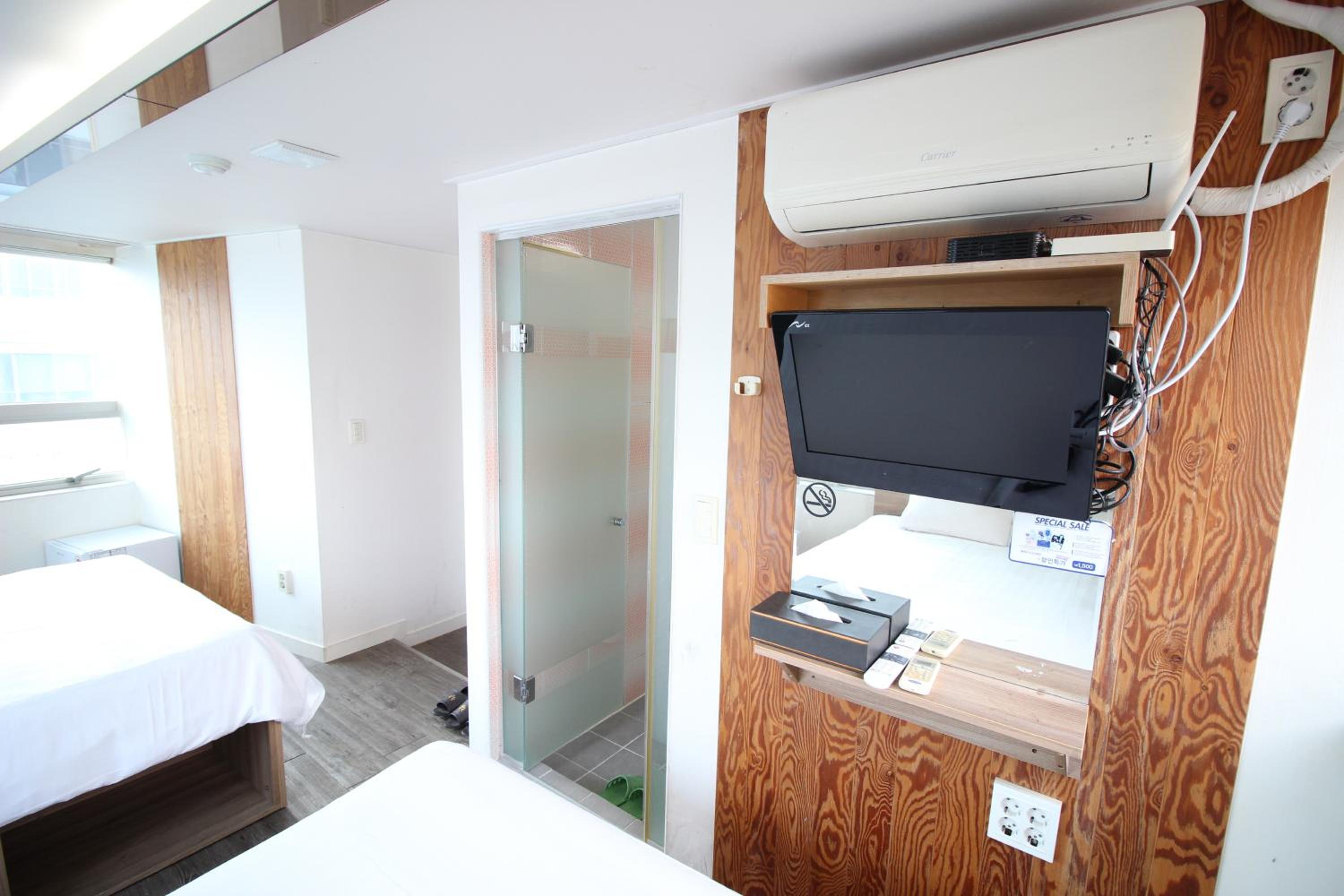 Standard Quadruple Room - Photo 9