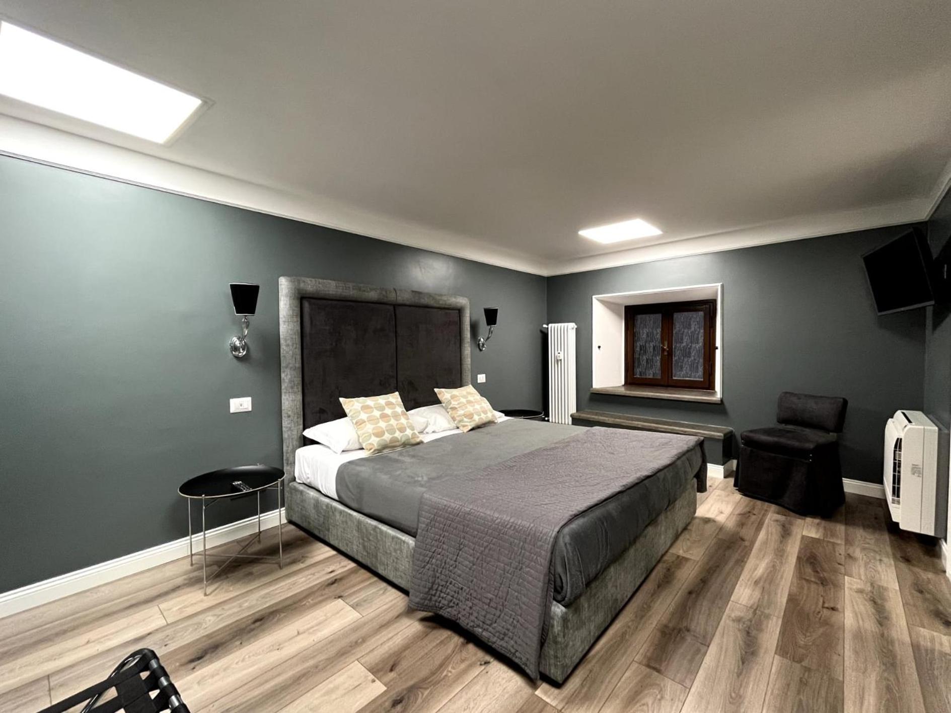 Luxury One-Bedroom  Apartment  photo 1