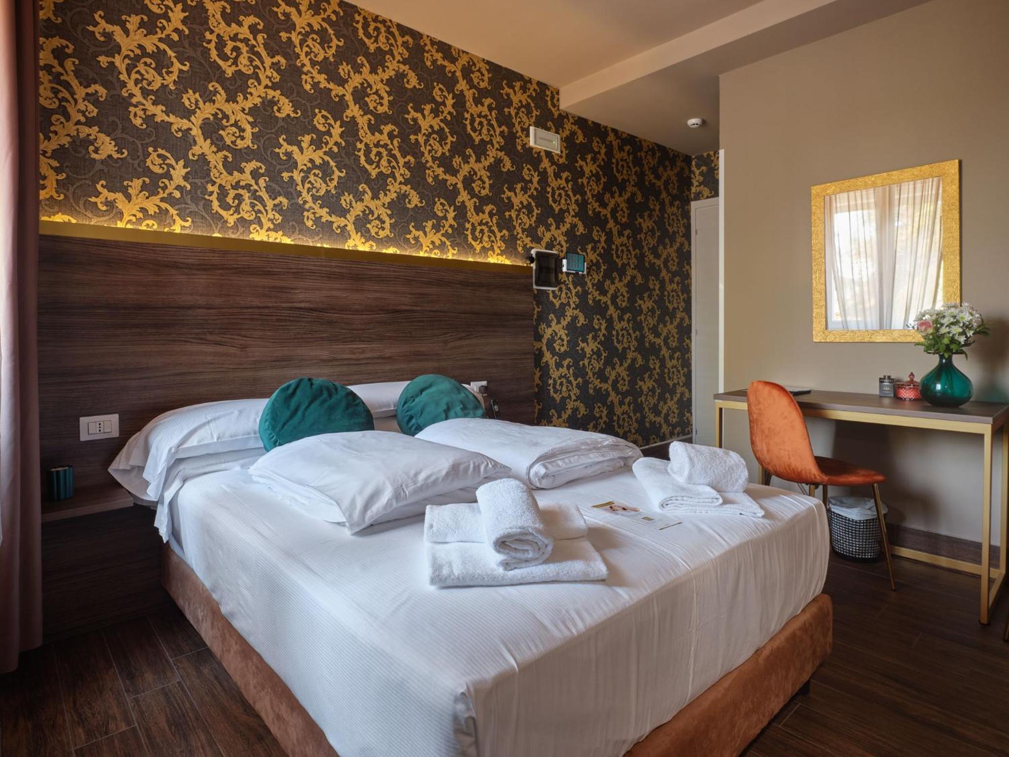 Standard Double Room - Photo 13