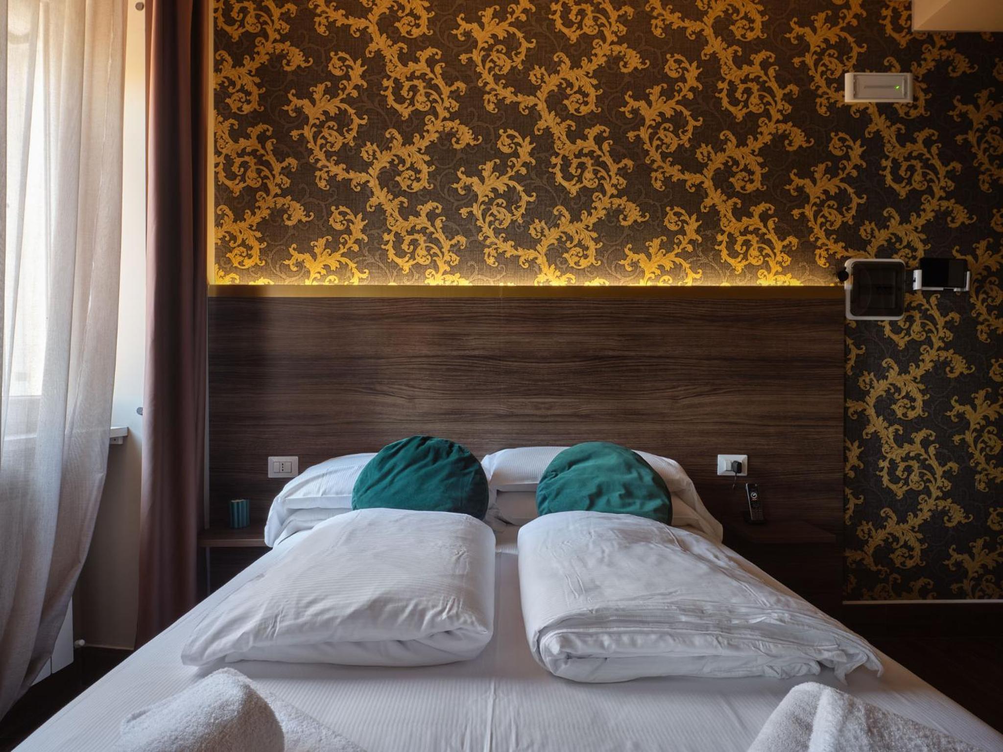 Standard Double Room - Photo 12