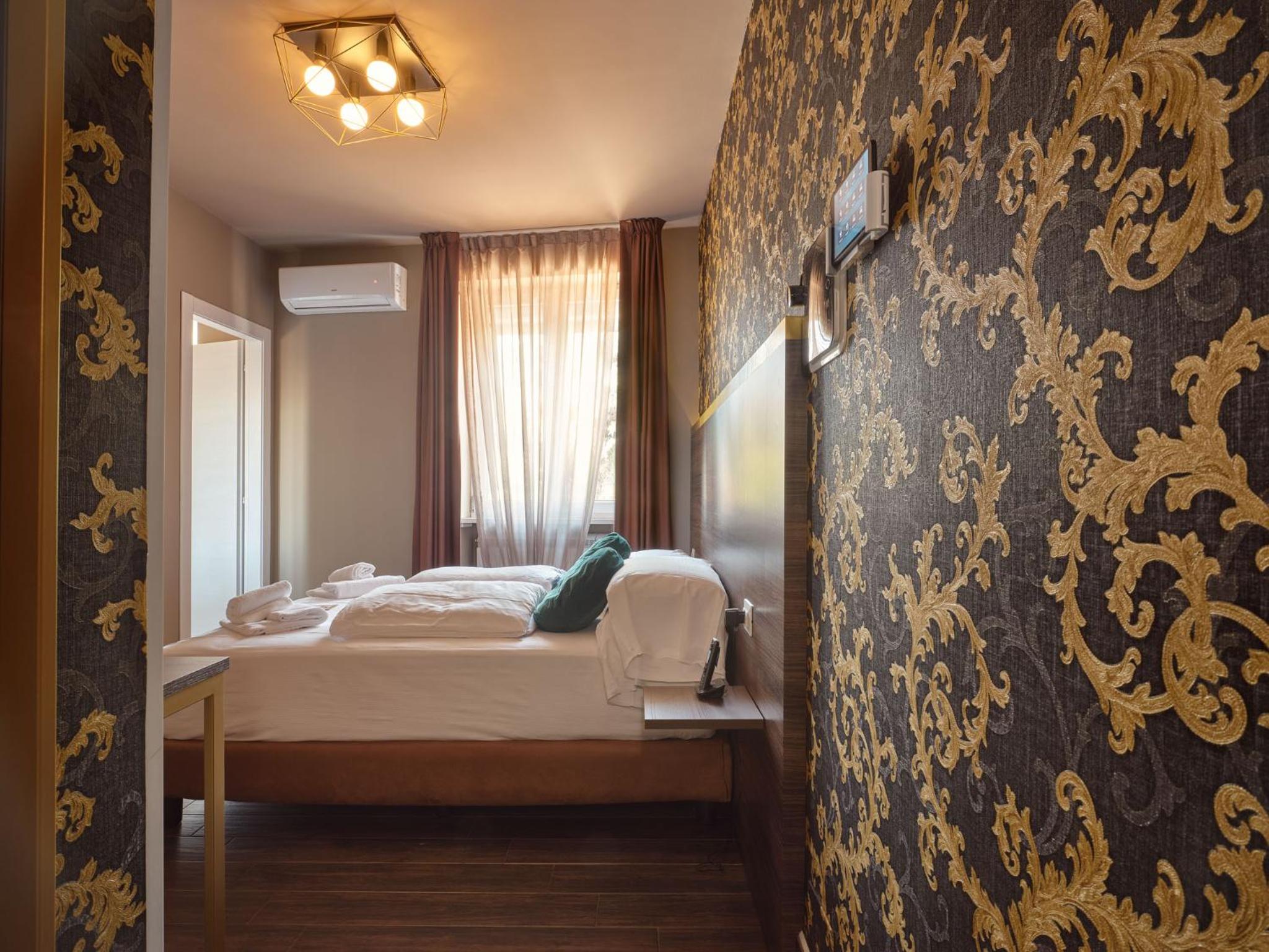 Standard Double Room - Photo 11