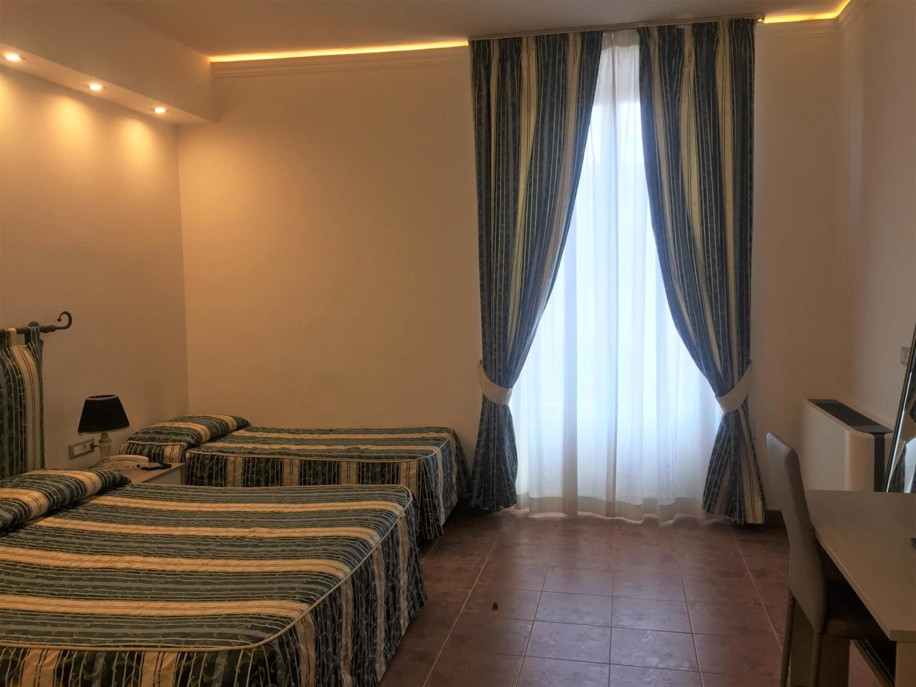 Triple Room thumbnail 6