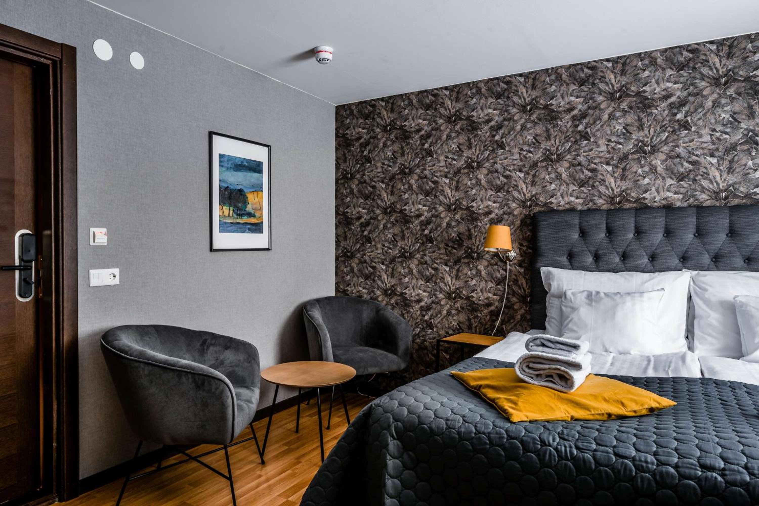 Deluxe King Room with One King Bed and Two Single Beds photo 2