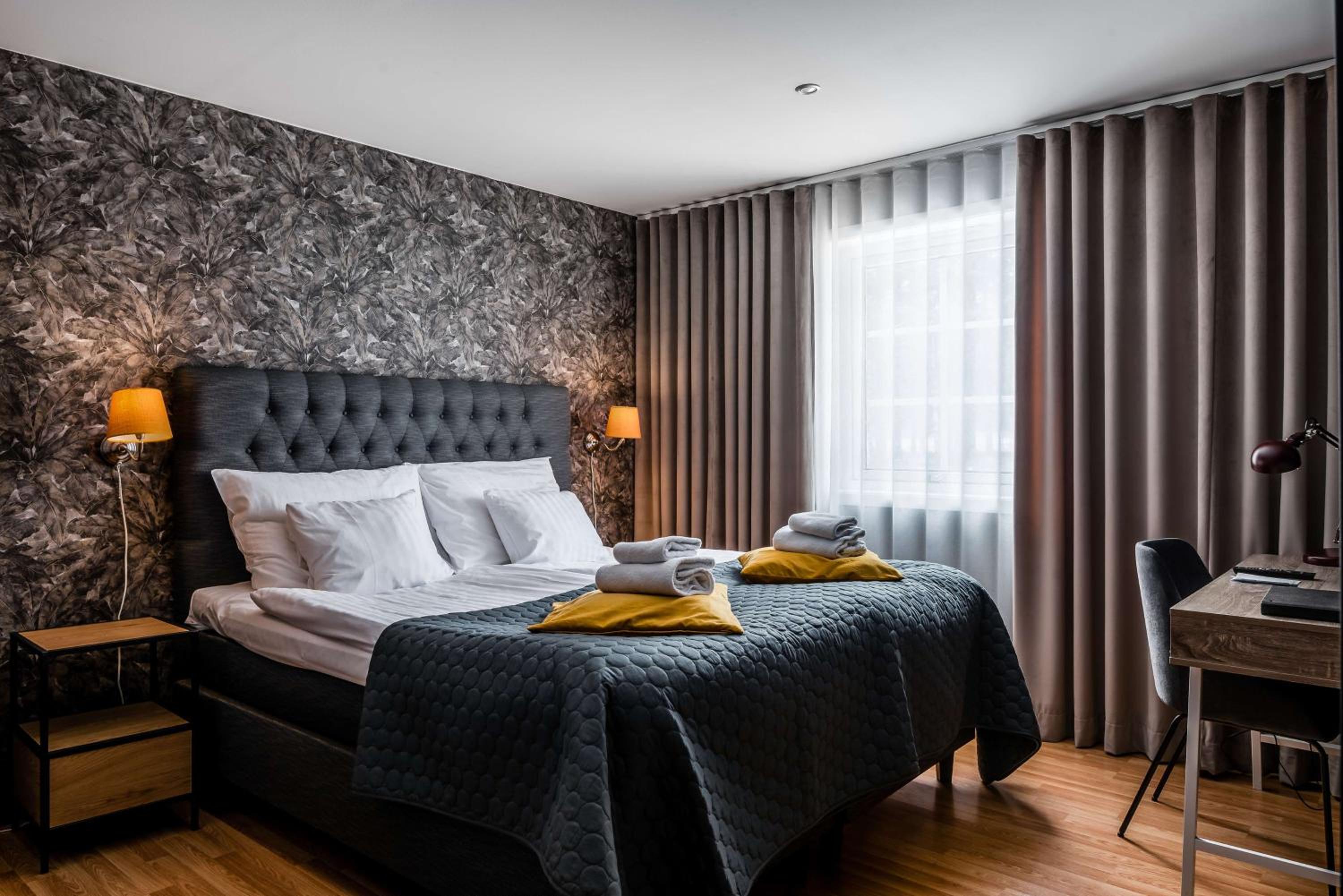 Deluxe King Room with One King Bed and Two Single Beds photo 1