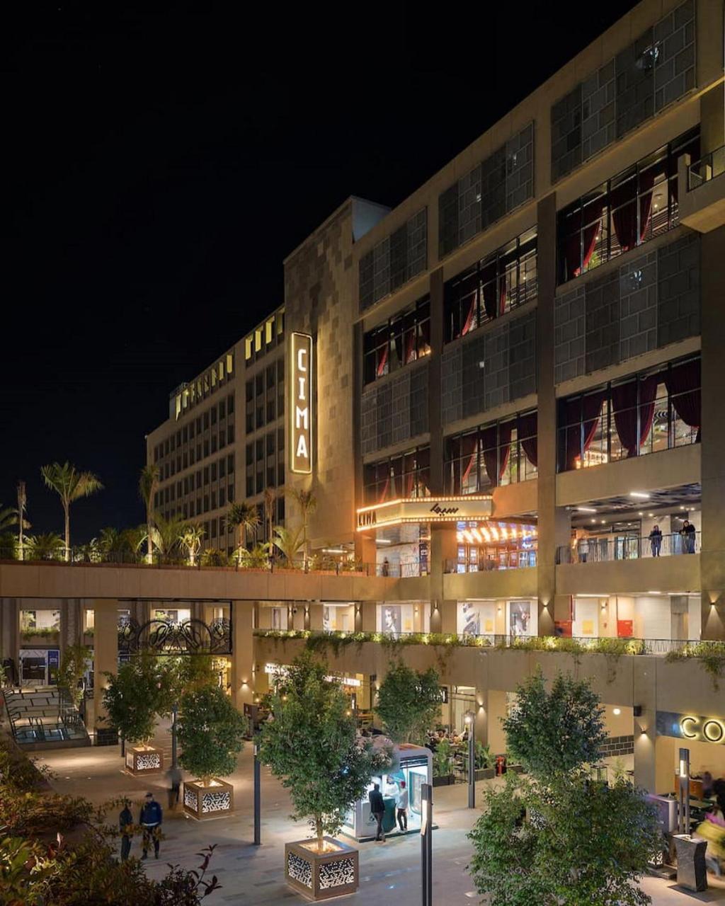 Standard King Room - Club Floor (Access to Shopping Plaza) - Photo 9