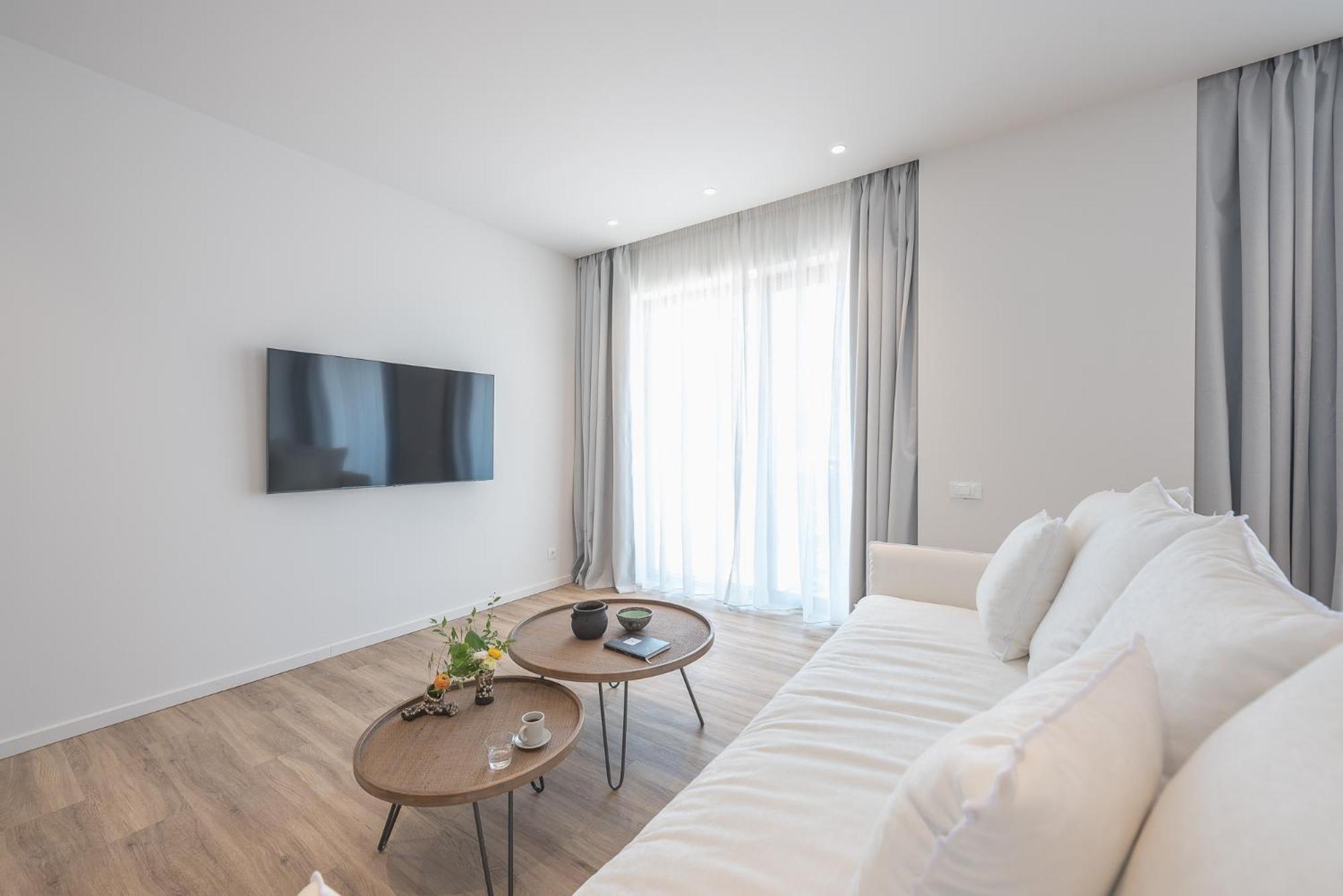 Apartment with Balcony photo 2