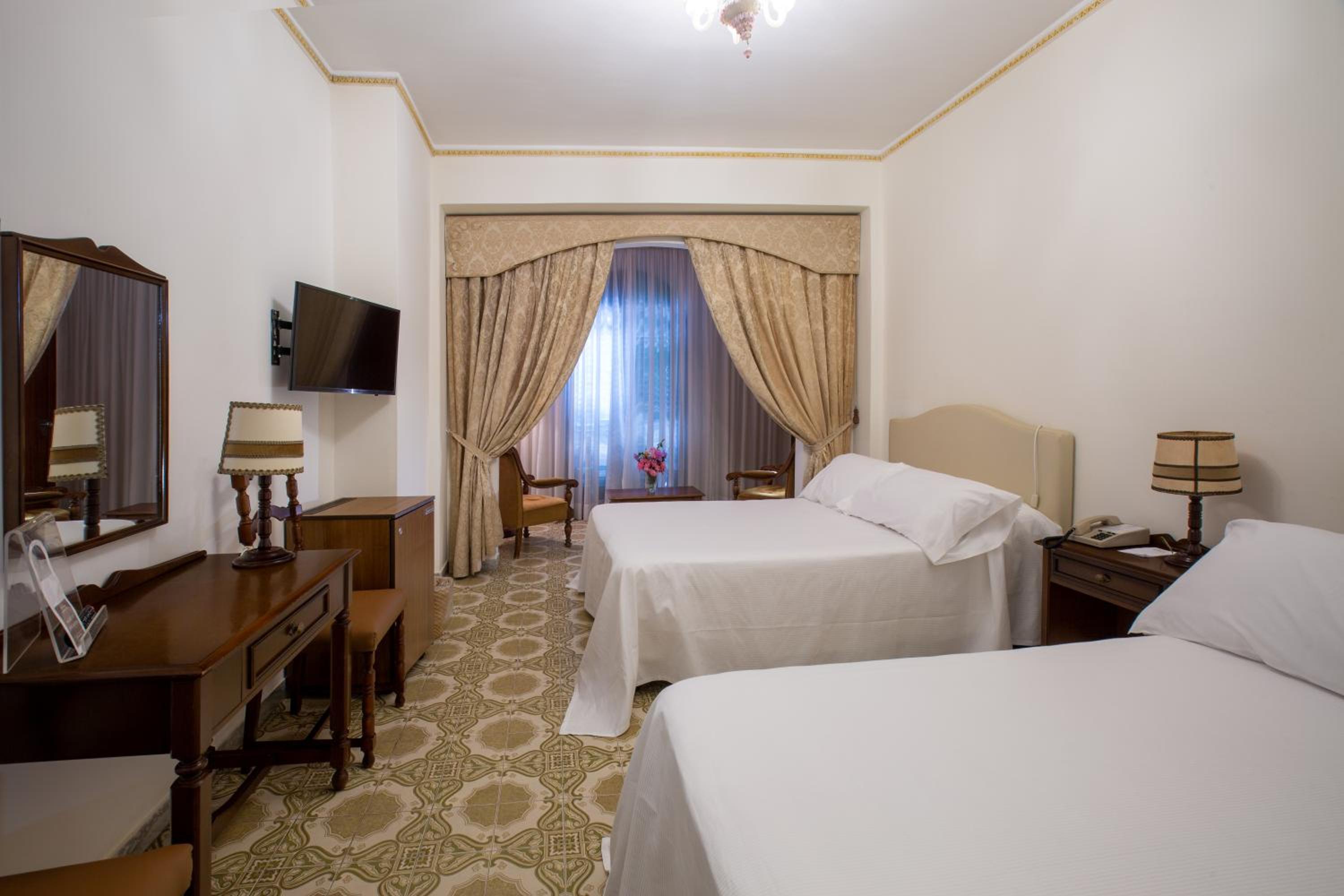 Quadruple Room with Sea View - Photo 12
