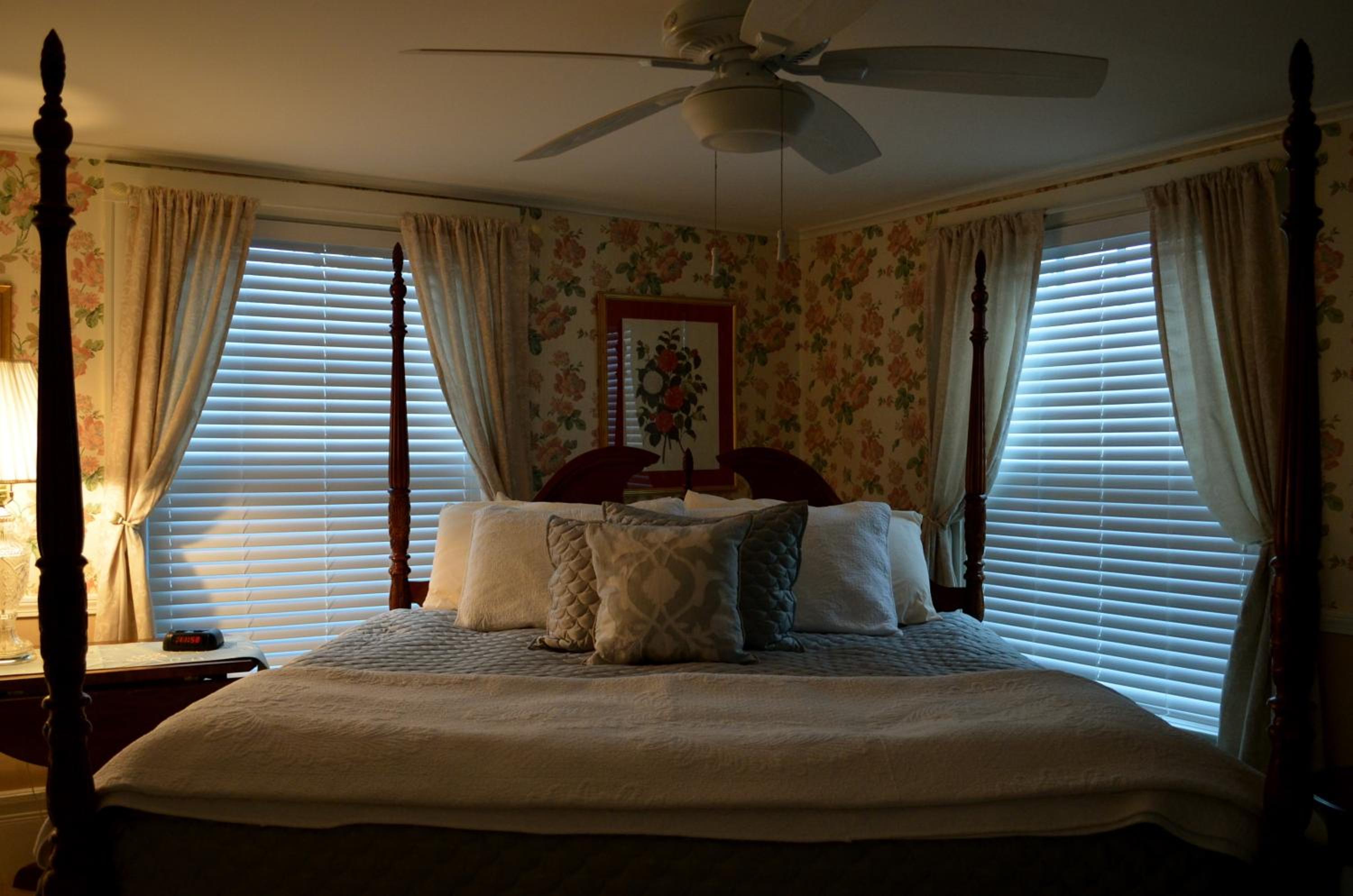 King Suite with Private Bathroom photo 2