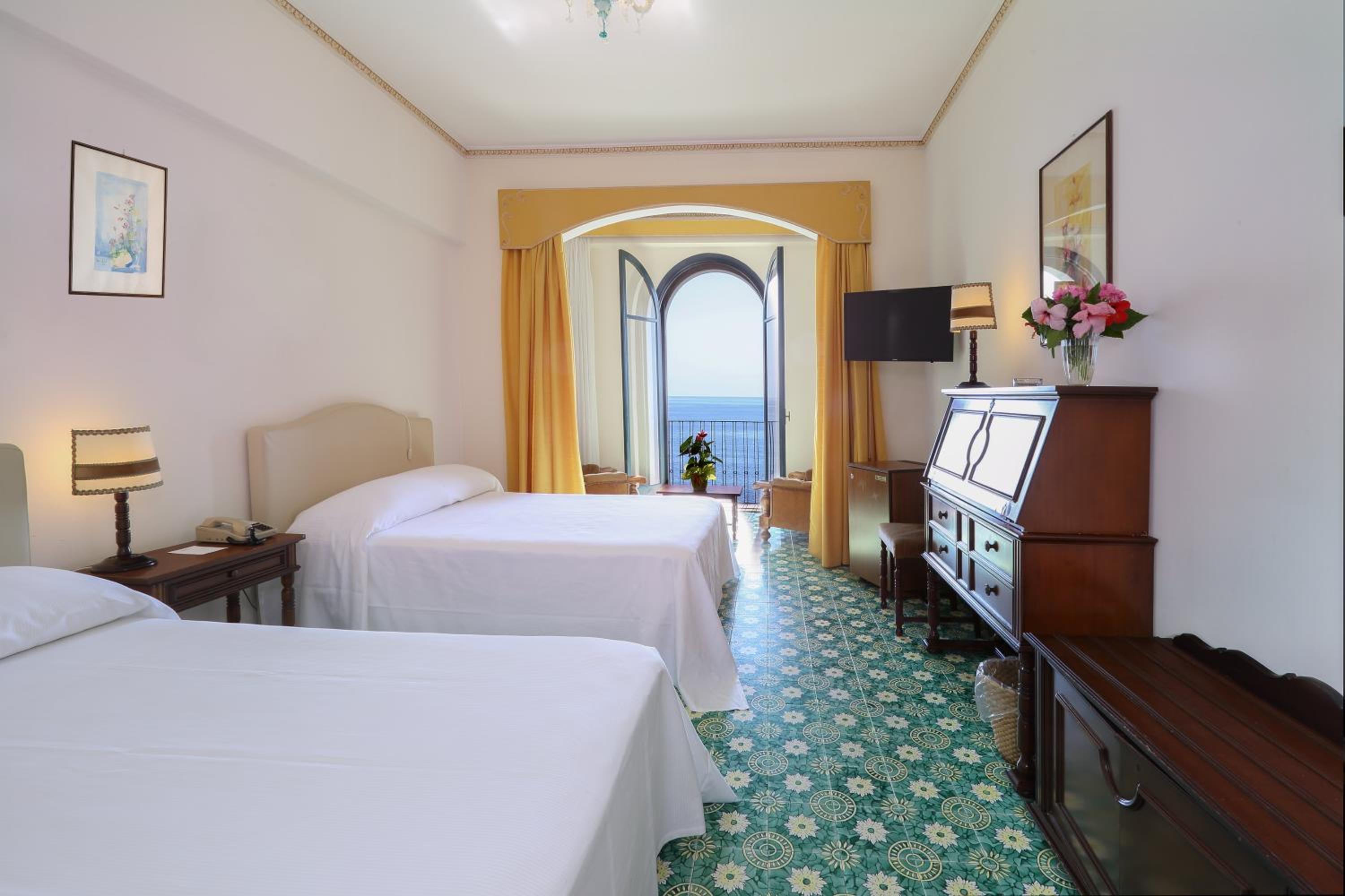 Quadruple Room with Sea View - Photo 13