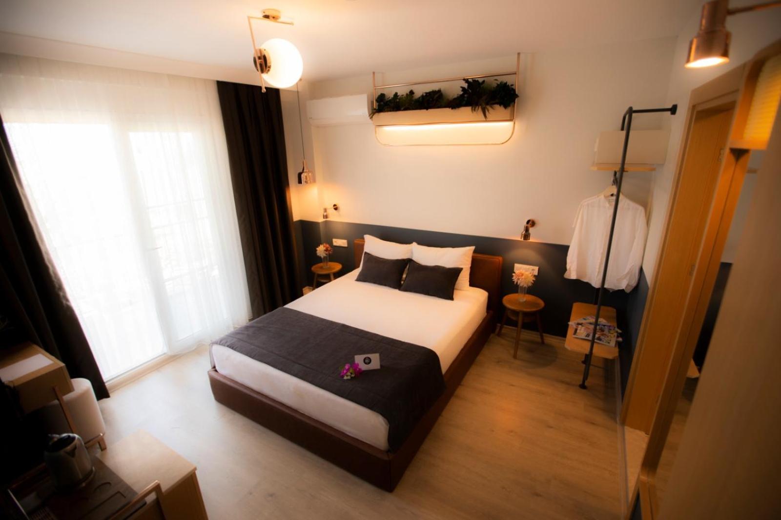 Deluxe Double Room with Balcony - Photo 12