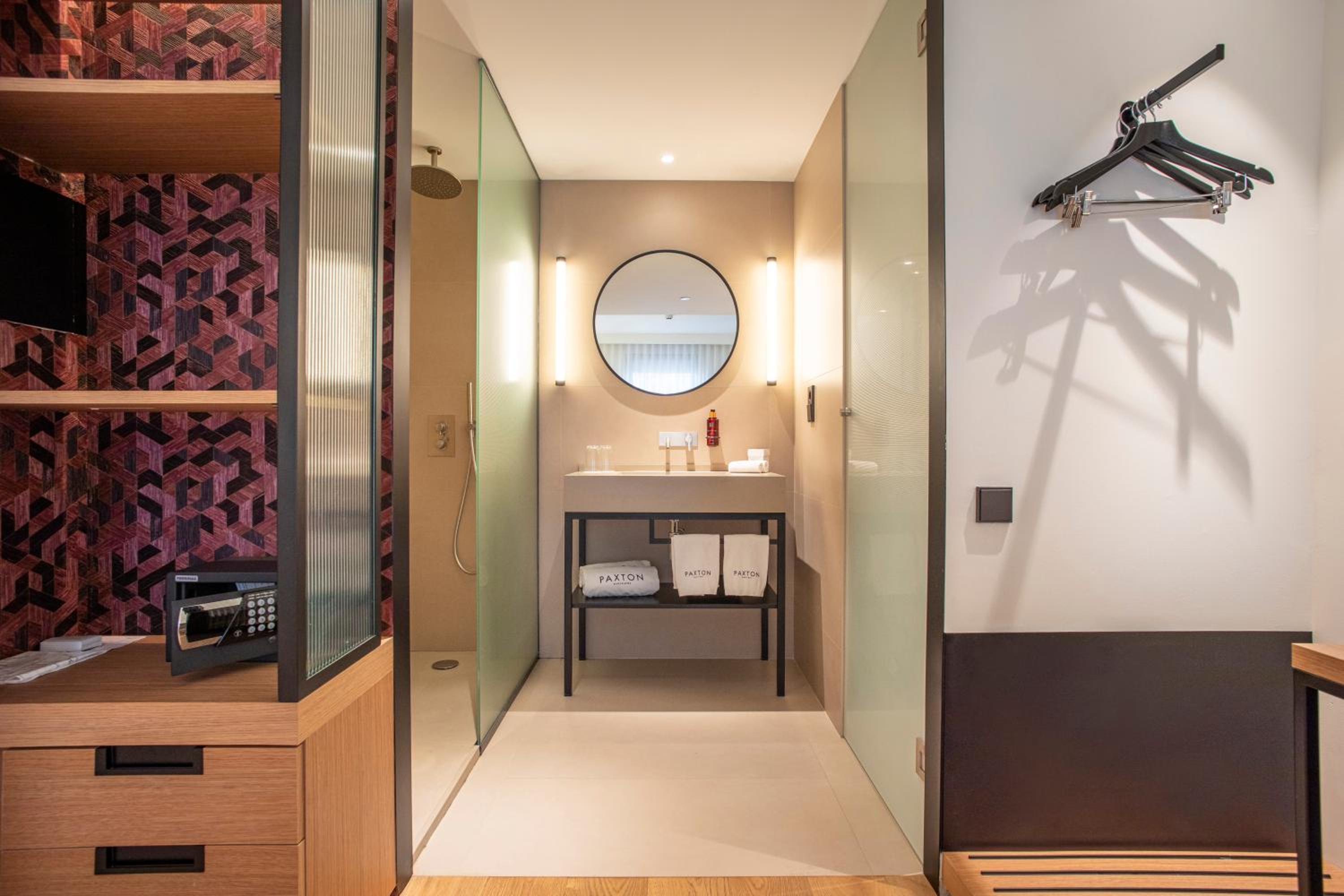 Standard Double Room thumbnail 6