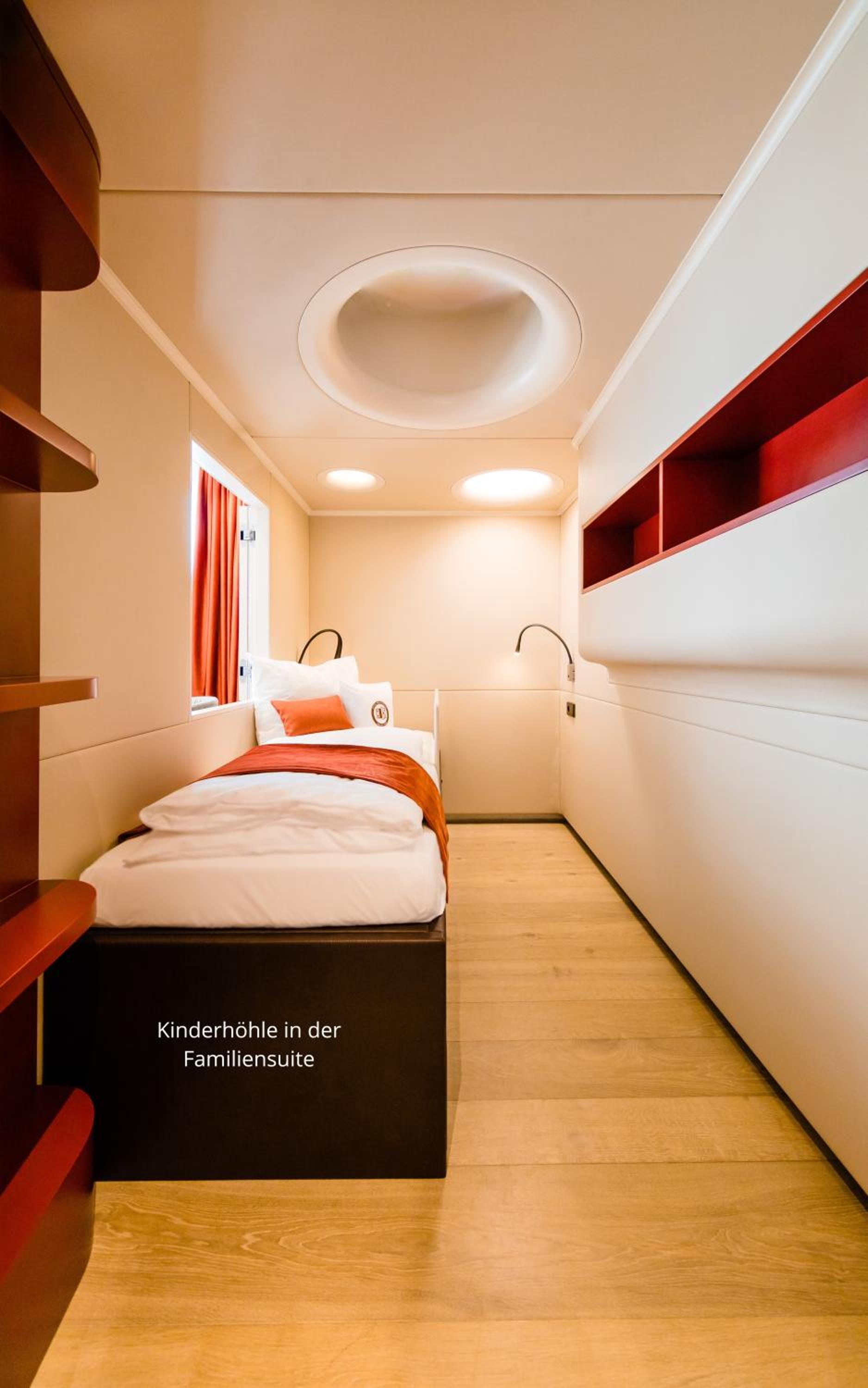 Suite - Photo 1