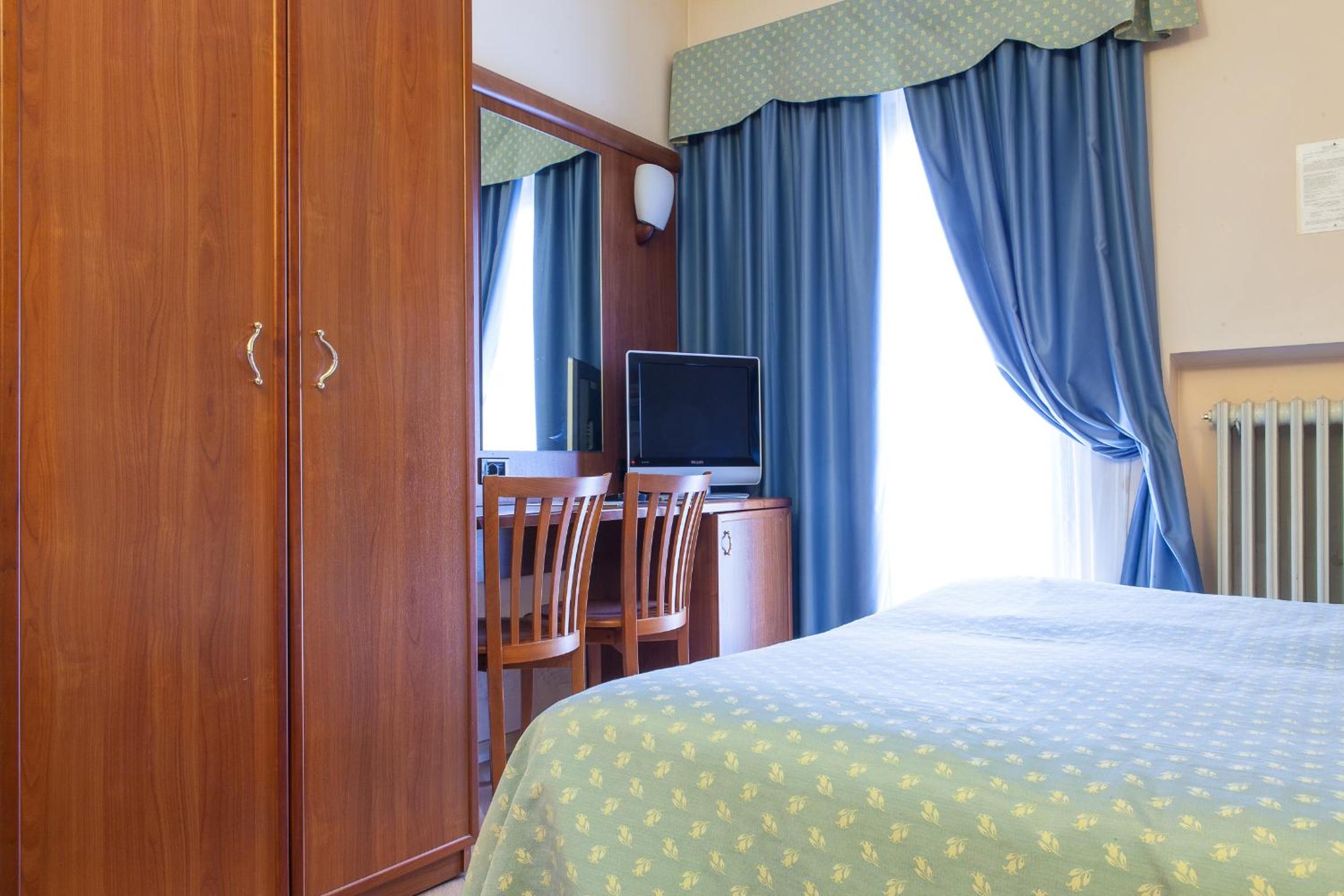 Double Room - Photo 18