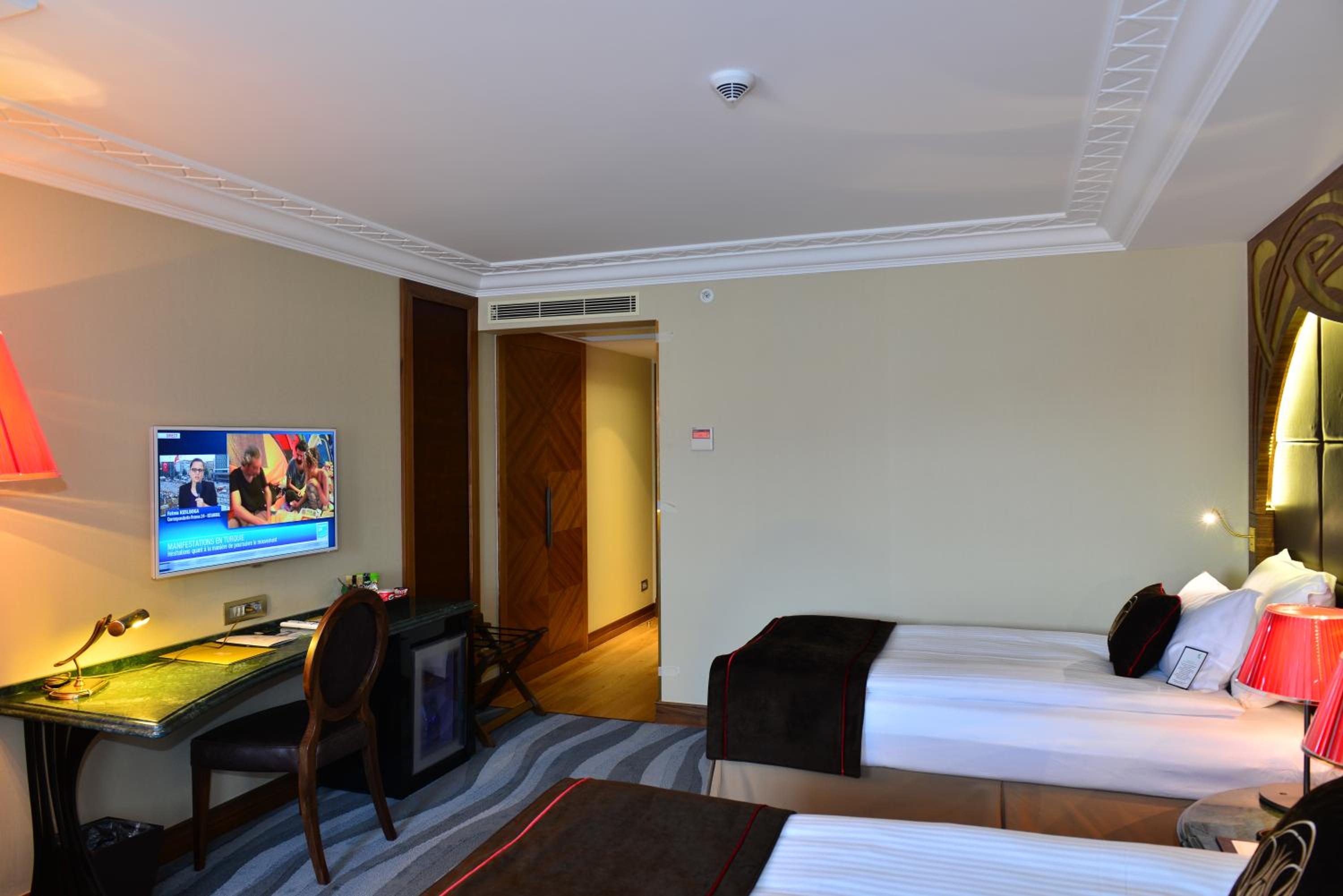 Deluxe Twin Room photo 2