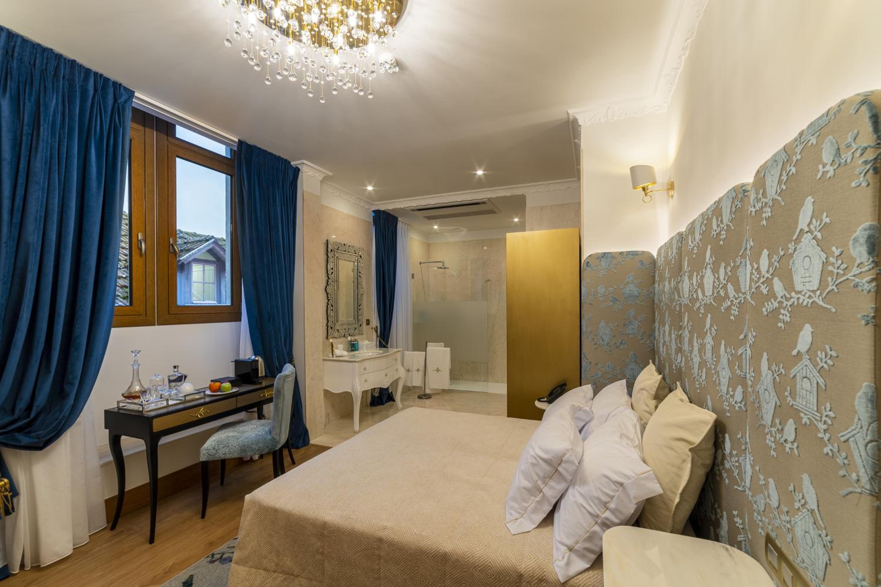 Deluxe Room - Photo 1