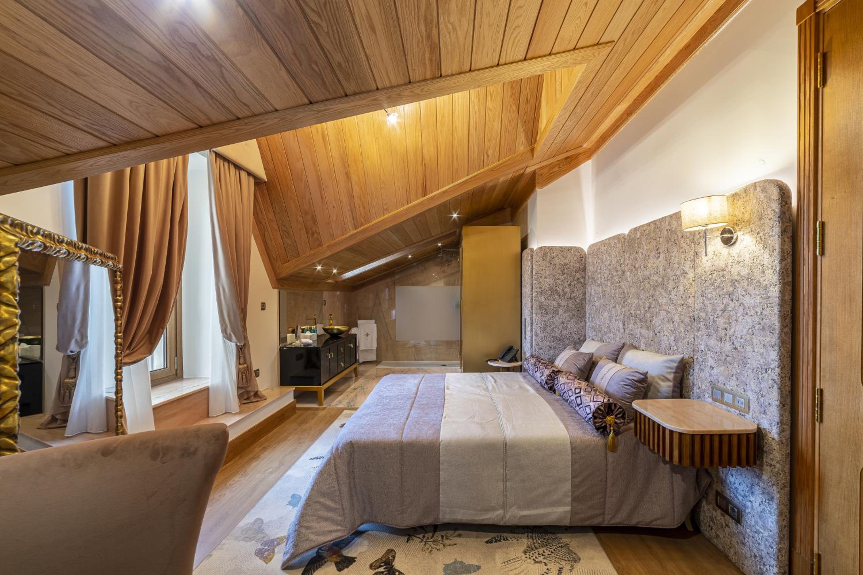 Deluxe Room - Photo 5