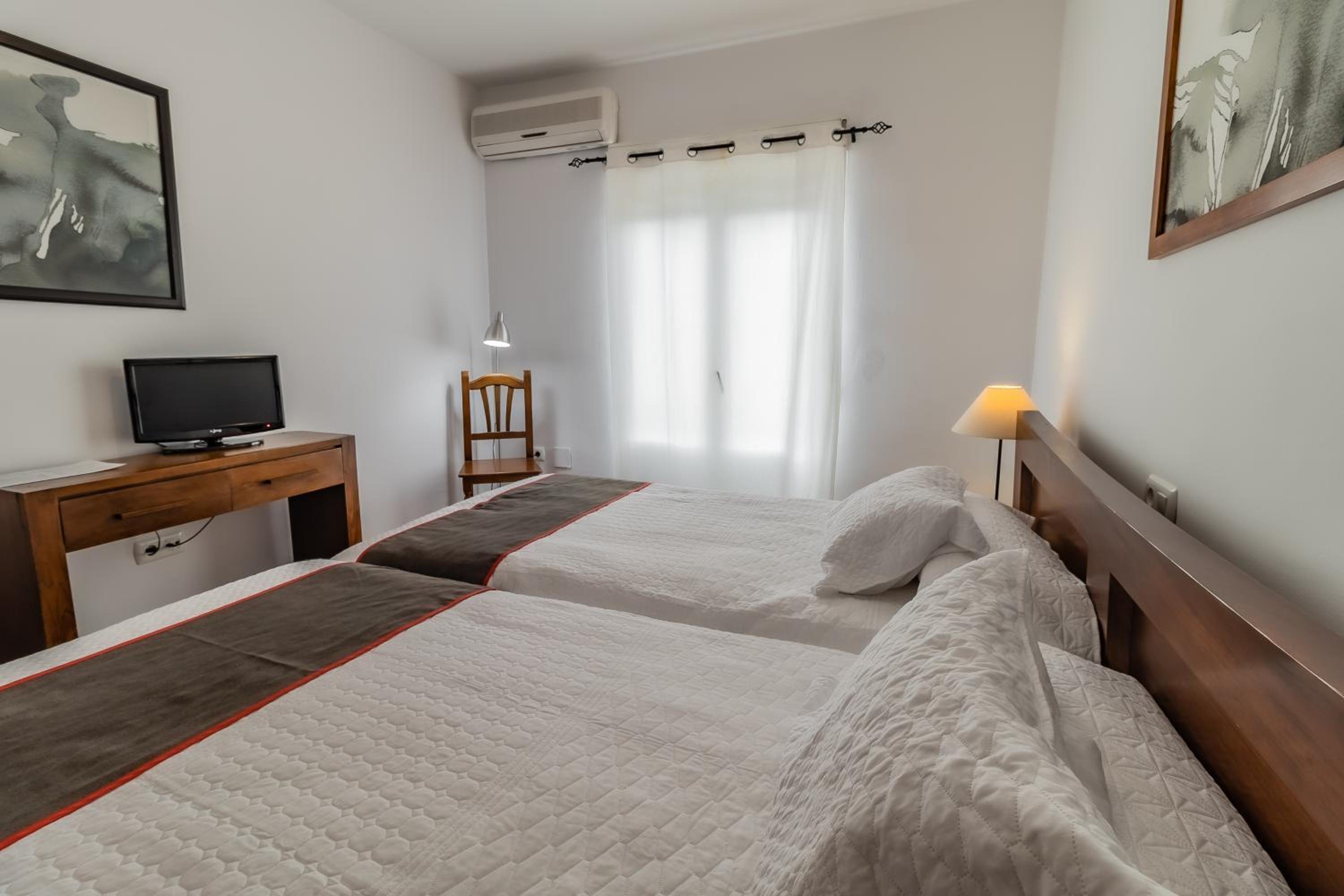 Twin Room - Photo 2