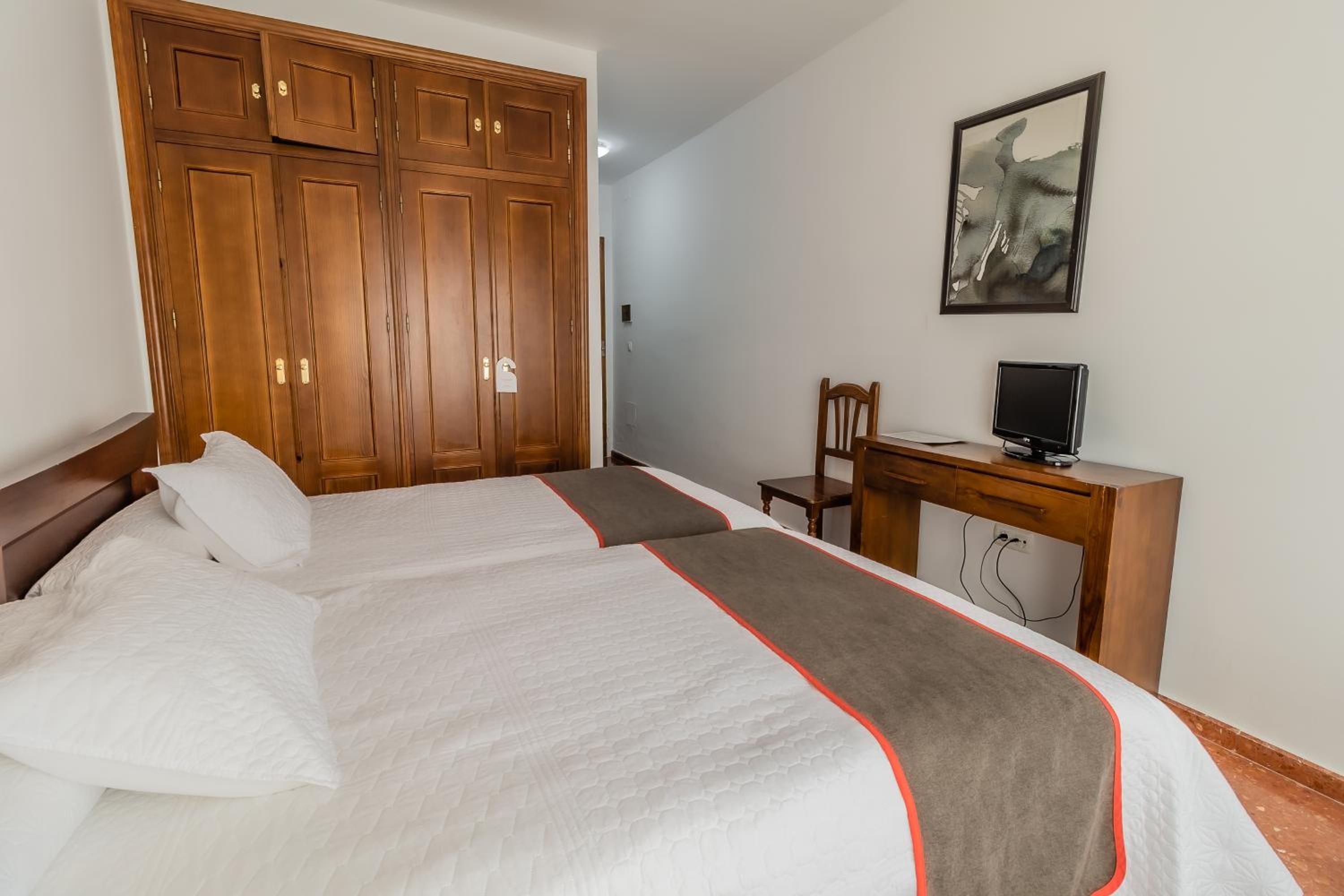 Twin Room - Photo 3
