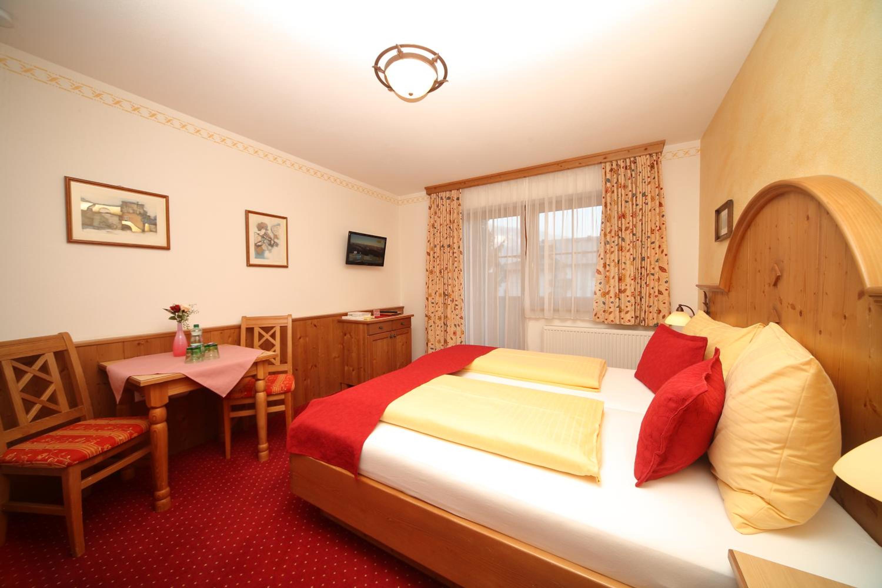 Double Room with Balcony - Photo 3