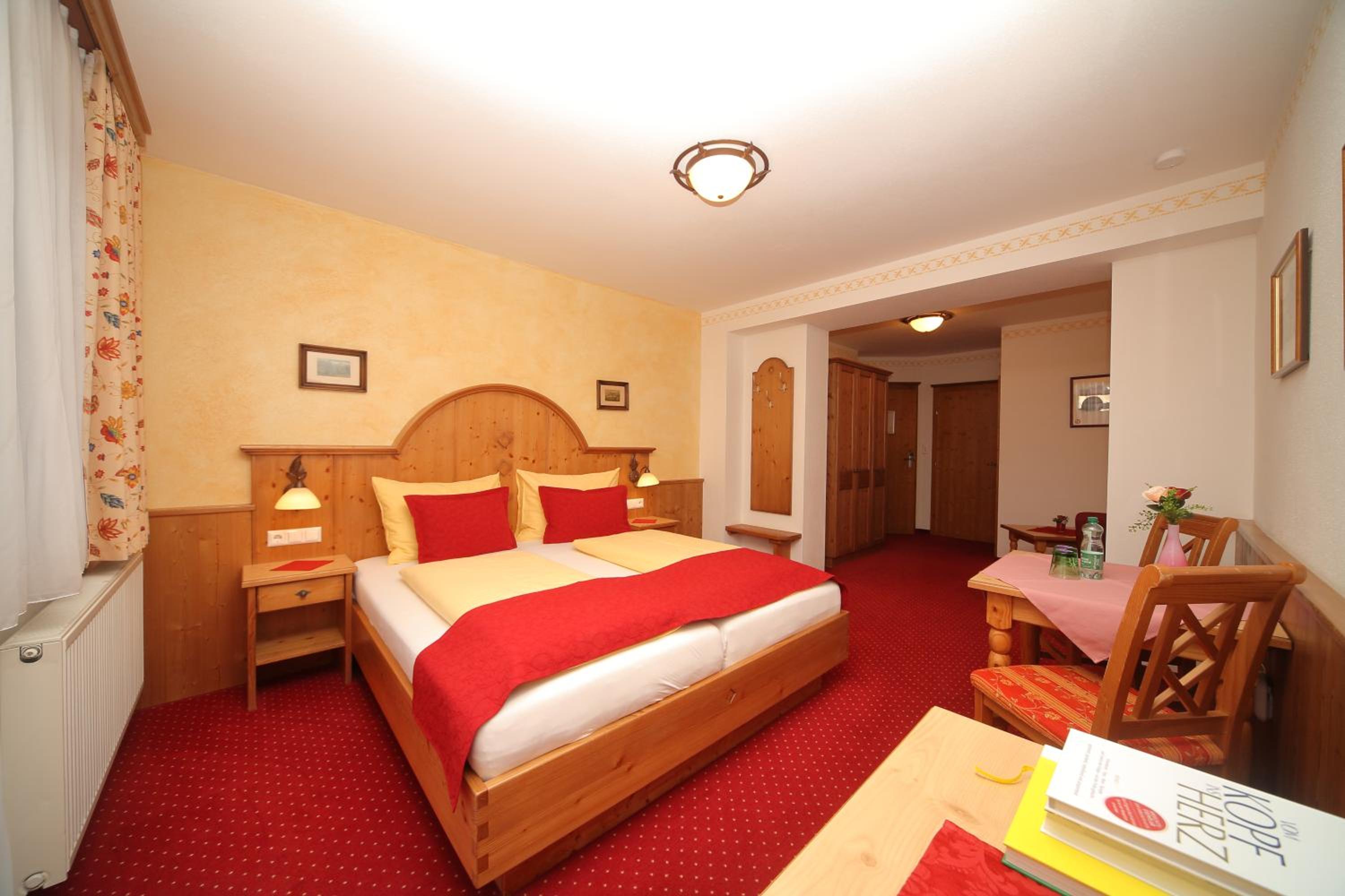 Double Room with Balcony - Photo 4