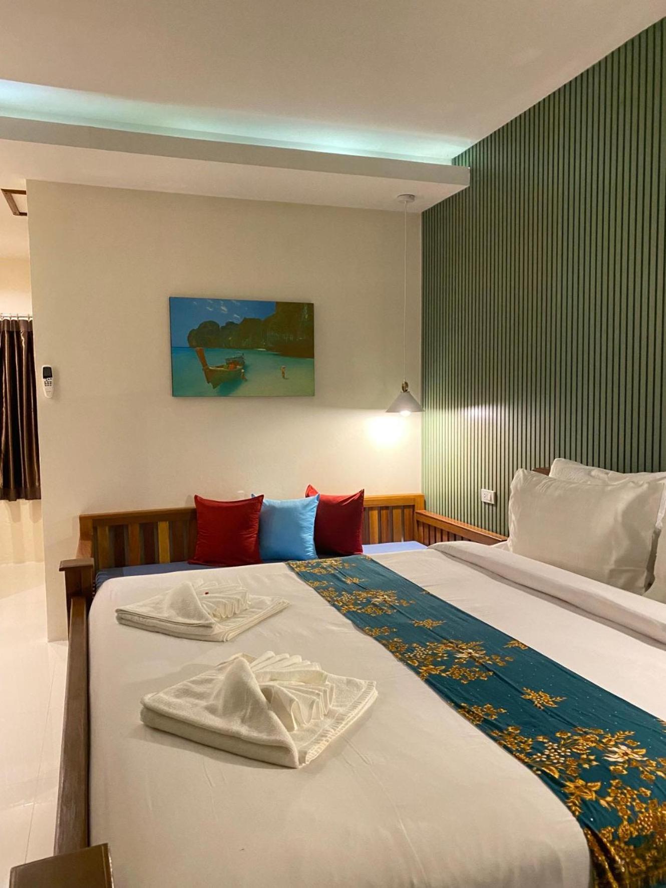 Deluxe Double Room (3 Adults)  photo 3