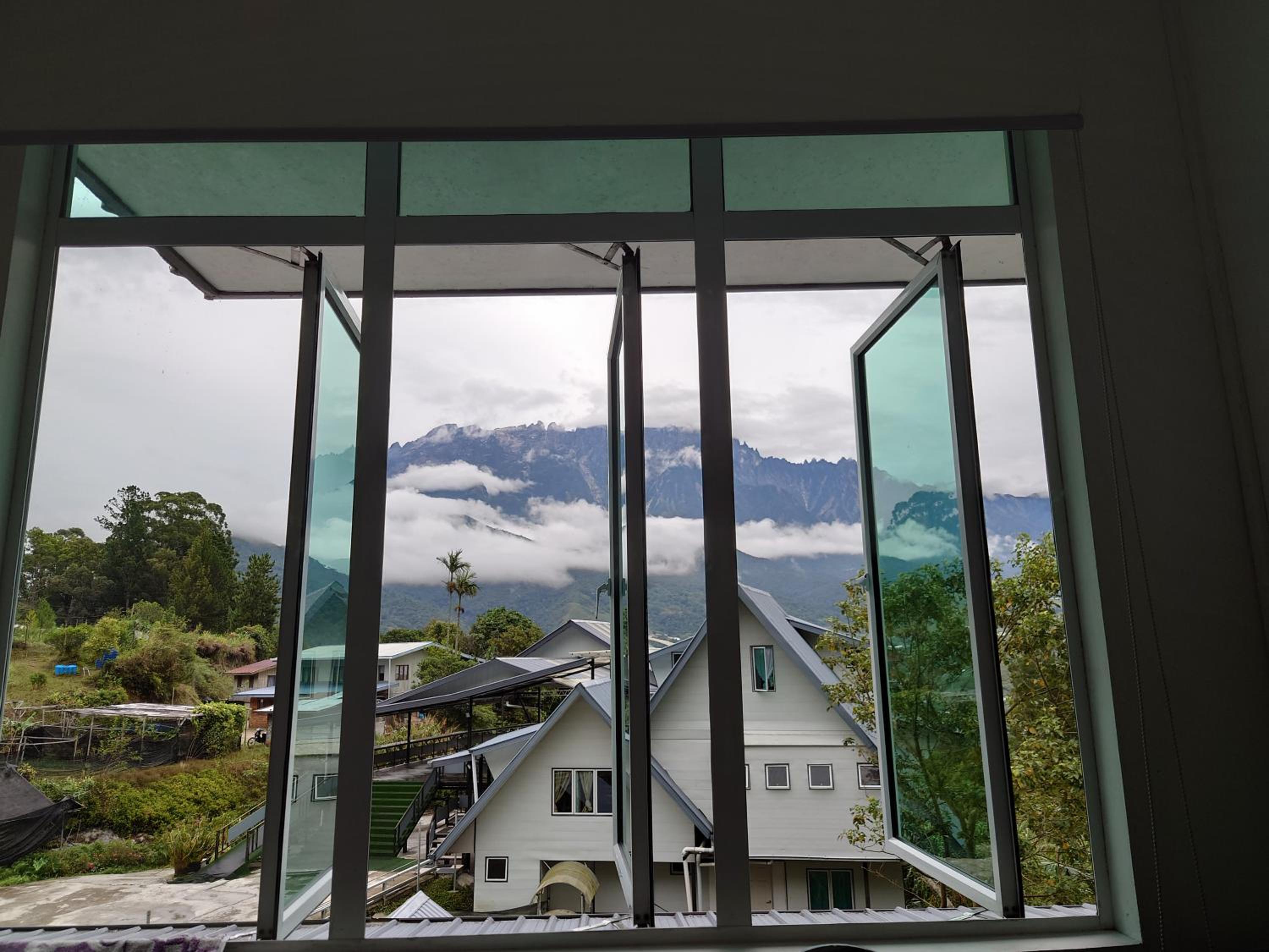Deluxe Queen Room with Mountain View photo 1