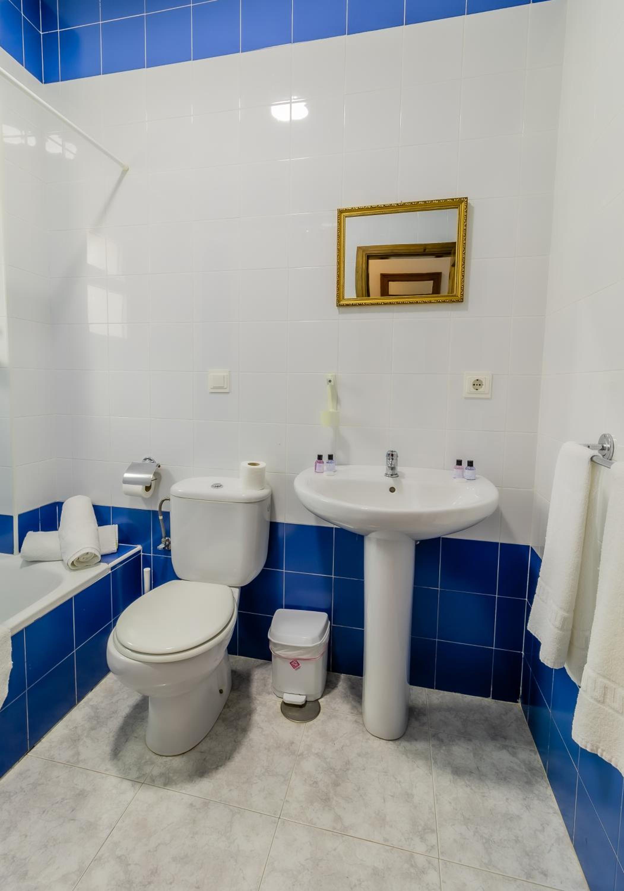 Economy Triple Room - Photo 7